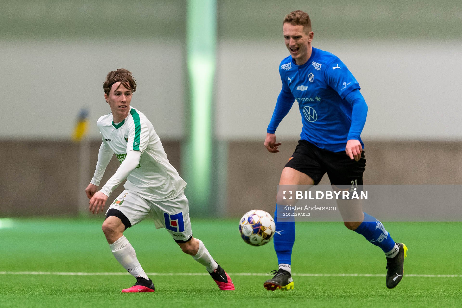 Varbergs Jakob Lindahl och Halmstads Andreas Bengtsson under träningsmatchen i fotboll mellan Halmstad och Varberg den 13 februari 2021 i Borås.