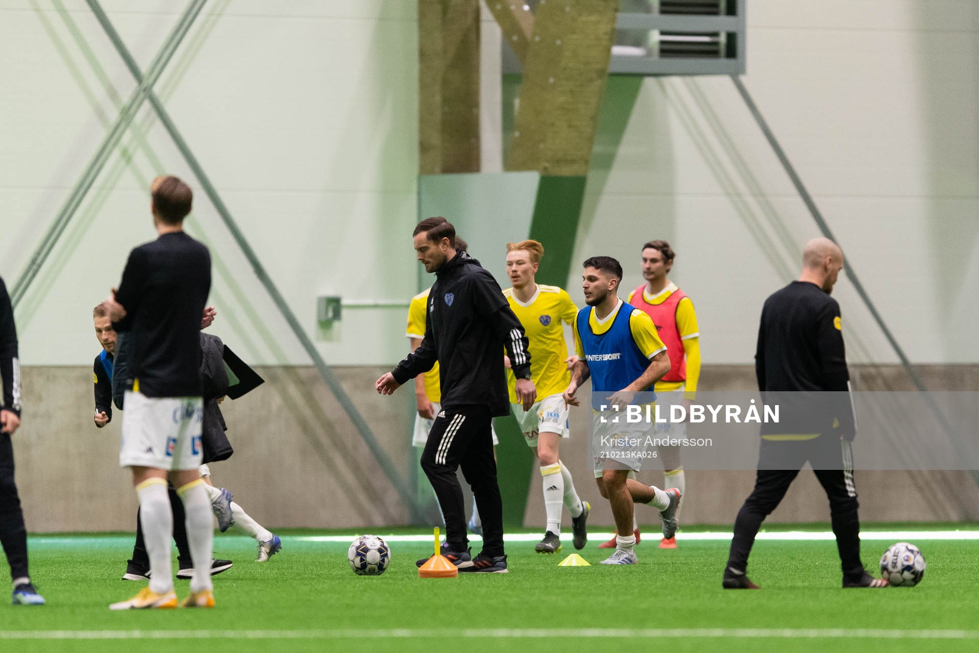 Falkenbergs spelare värmer upp före träningsmatchen i