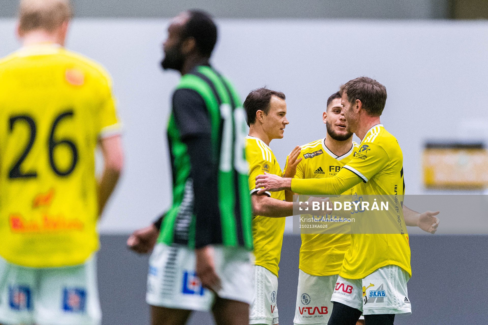 Falkenbergs Anton Wede jublar med lagkamrater