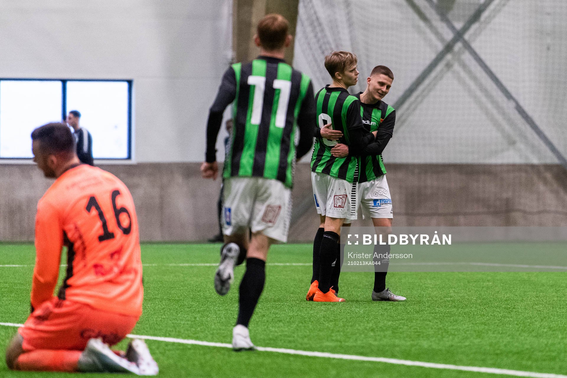 GAIS Viktor Alexandersson jublar med lagkamrater