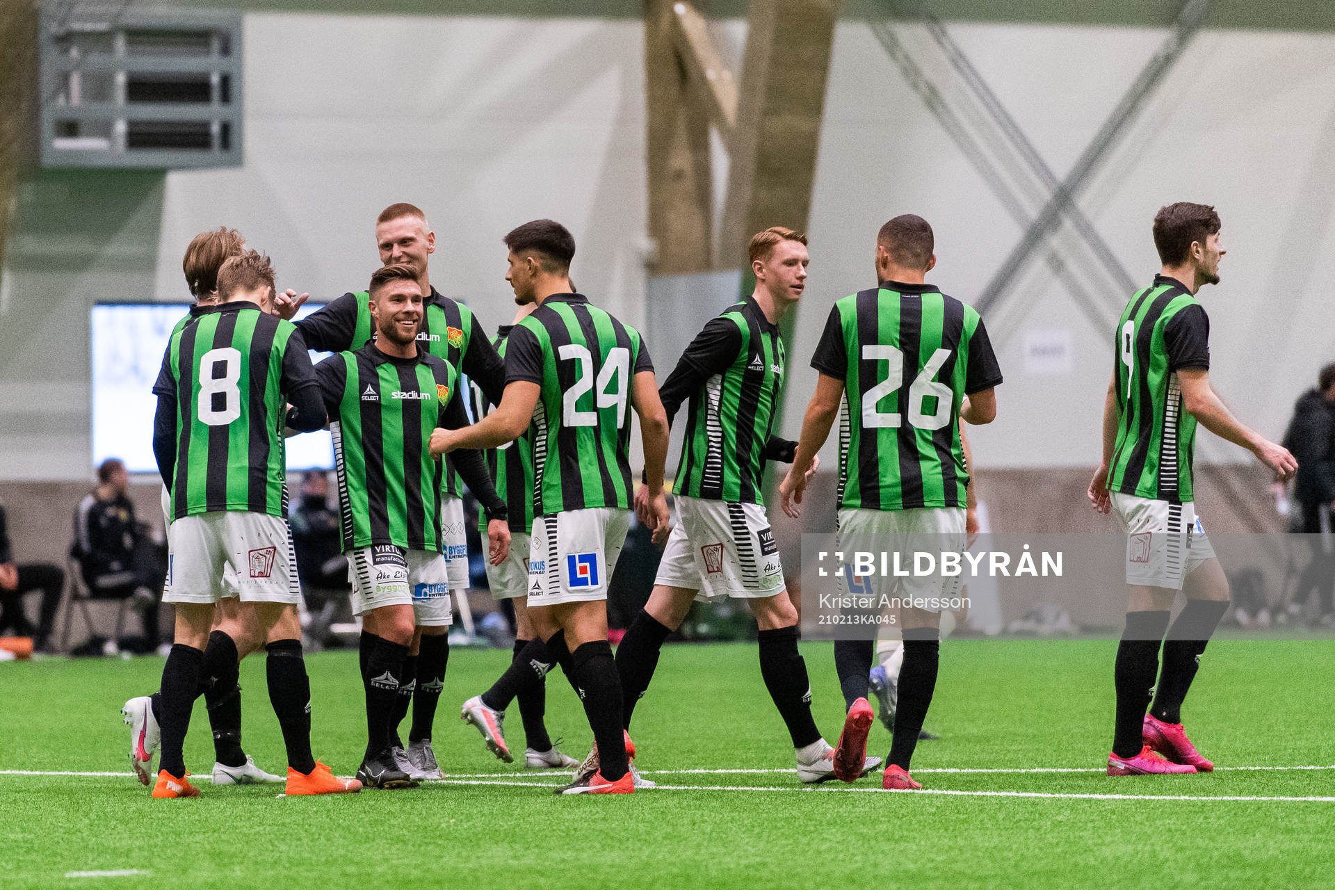 GAIS Viktor Alexandersson jublar med lagkamrater efter att han gjort 1-1 under träningsmatchen i fotboll mellan Falkenberg och GAIS den 13 februari 2021 i Borås.