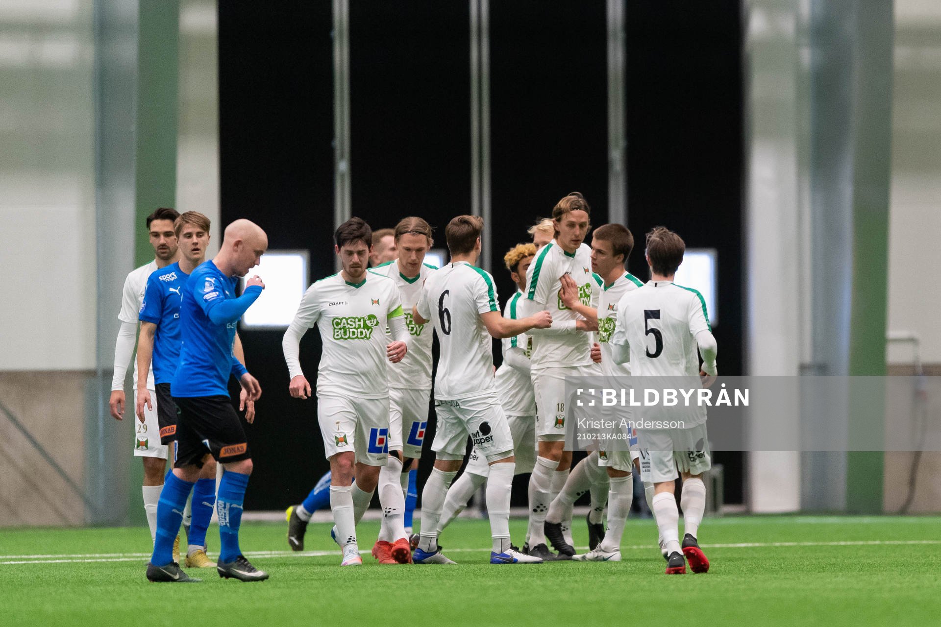 Varbergs spelare jublar under träningsmatchen i fotboll mellan Halmstad och Varberg den 13 februari 2021 i Borås. 