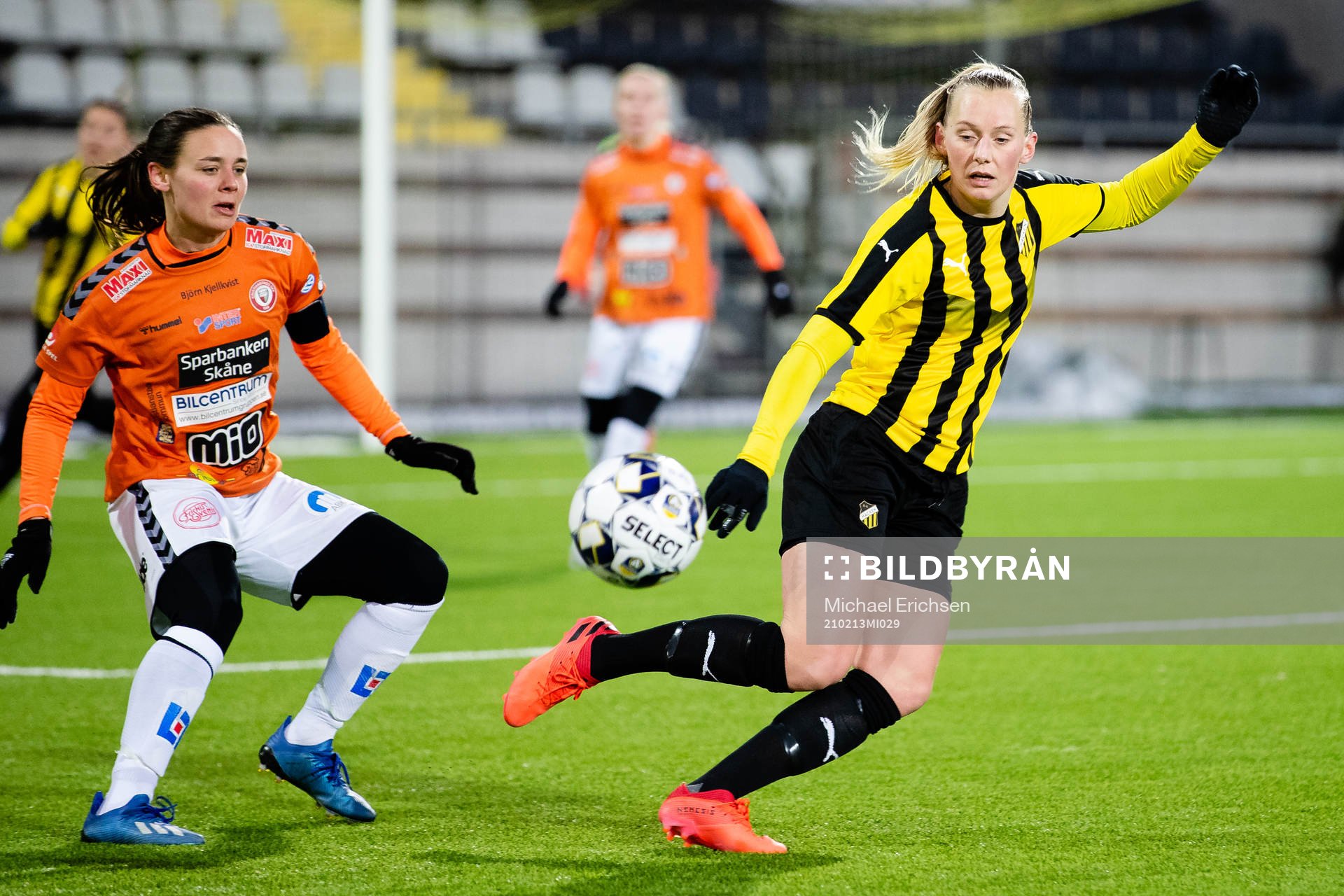 Kristianstads Emma Petrovic och Häckens Stina Blackstenius