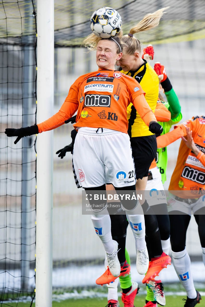 Kristianstads Maja Bodin nickar undan en hörna