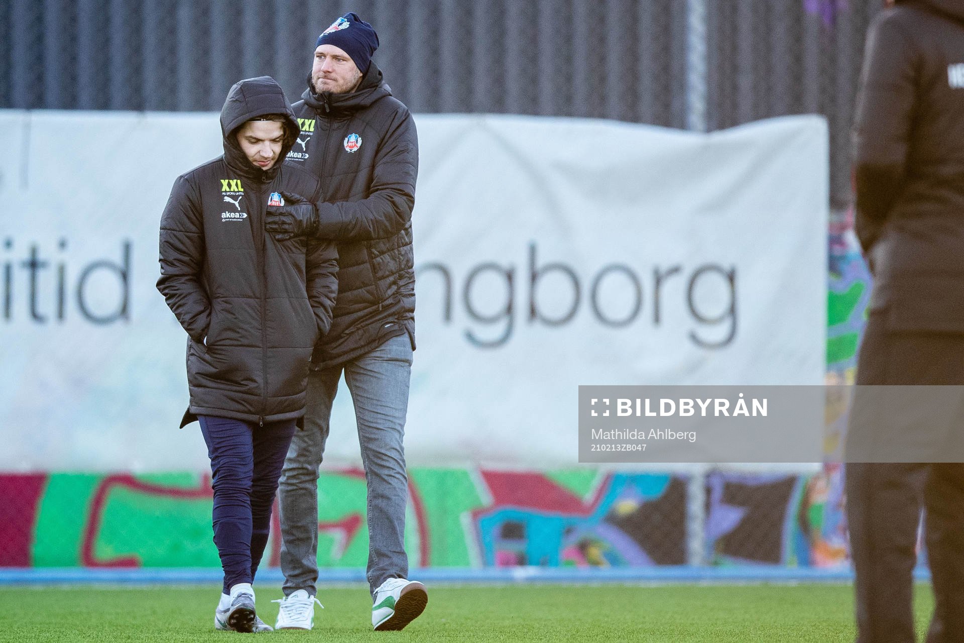 Helsingborgs Brandur Hendriksson Olsen och Andreas Granqvist efter träningsmatchen i fotboll mellan Helsingborg och IFK Göteborg den 13 februari 2021 i Helsingborg.