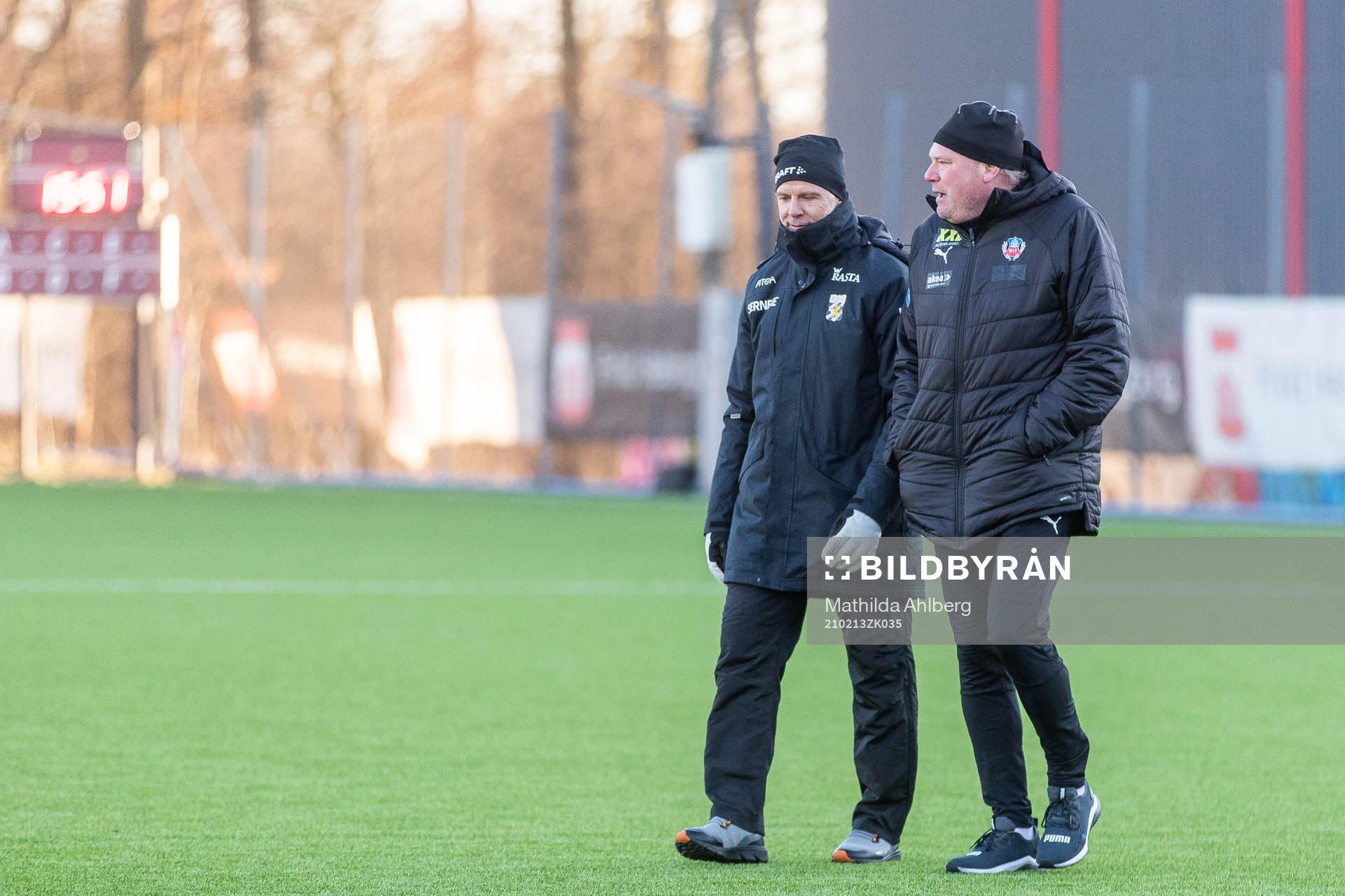 IFK Göteborg tränare Roland Nilsson och Helsingborgs tränare Jörgen Lennartsson efter träningsmatchen i fotboll mellan Helsingborg och IFK Göteborg den 13 februari 2021 i Helsingborg.
