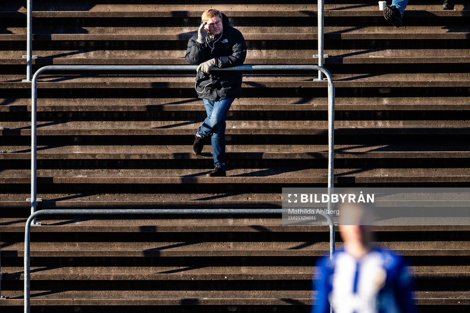 Kalmars talangscout Peter Swärdh på läktaren under träningsmatchen i fotboll mellan Helsingborg och IFK Göteborg den 13 februari 2021 i Helsingborg.