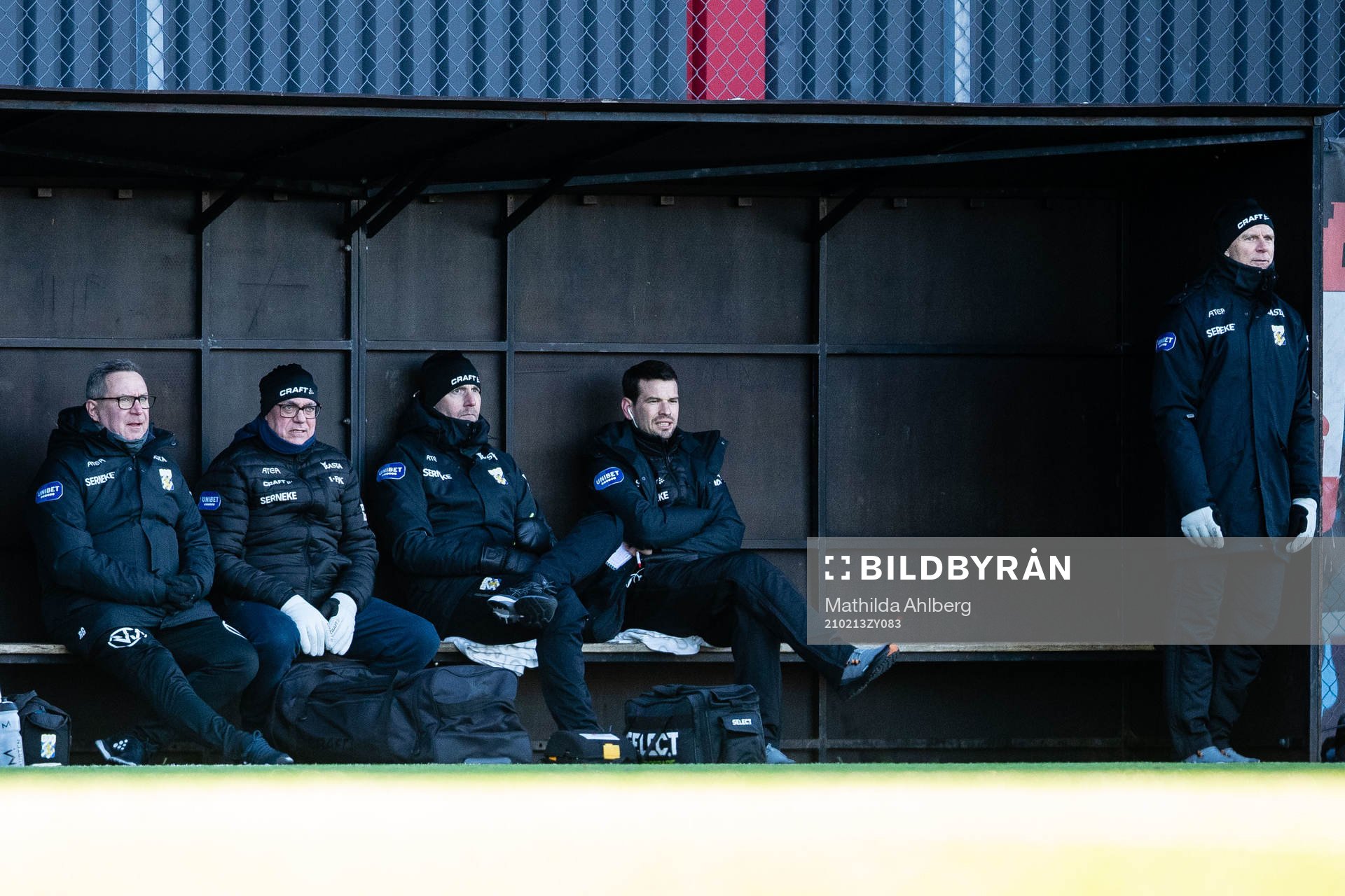 IFK Göteborgs materialförvaltare Rolf Gustavsson, materialförvaltare Håkan Lindahl, målvaktstränare Stefan Remnér, assisterande tränare Ferran Sebila och tränare Roland Nilsson under träningsmatchen i fotboll mellan Helsingborg och IFK Göteborg den 13 februari 2021 i Helsingborg.