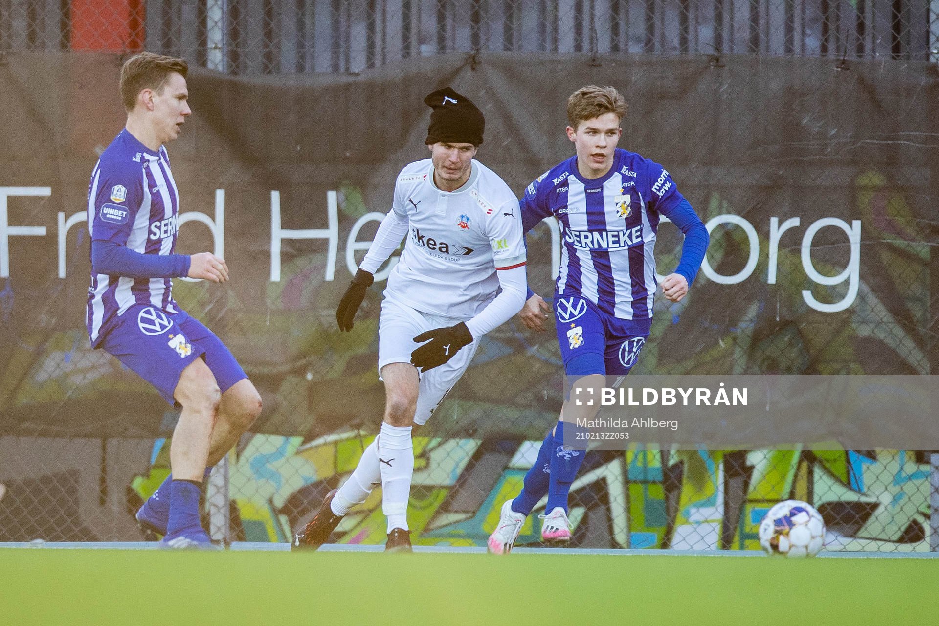 Helsingborgs Wilhelm Loeper och IFK Göteborg Isak Dahlqvist under träningsmatchen i fotboll mellan Helsingborg och IFK Göteborg den 13 februari 2021 i Helsingborg.
