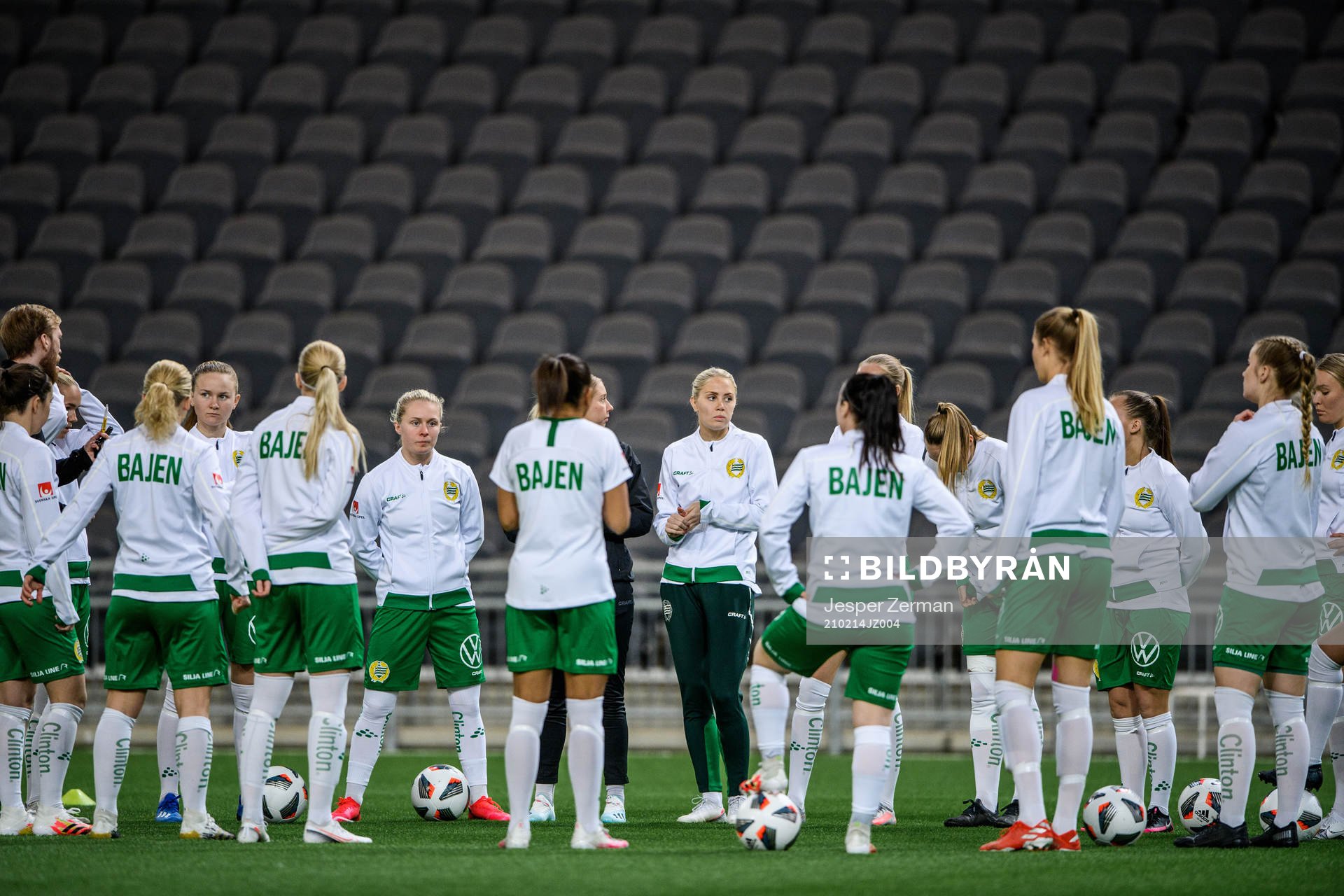 Hammarbys spelare samlas i en ring