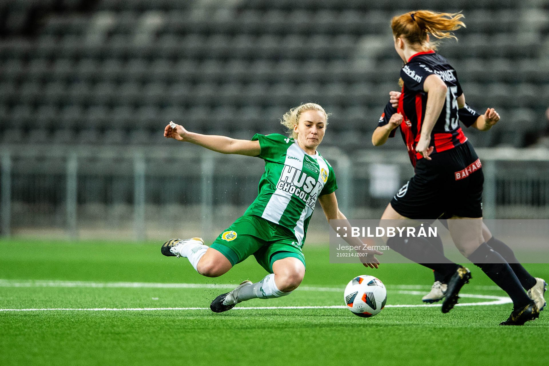Hammarbys Ellen Gibson  och Brommapojkarnas Wilma Wärulf