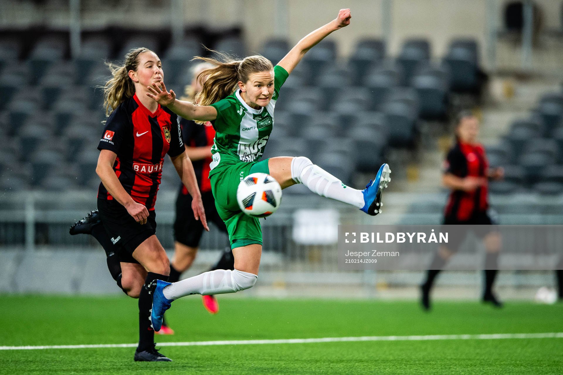 Brommapojkarnas Lovisa Norrby och Hammarbys Matilda Vinberg