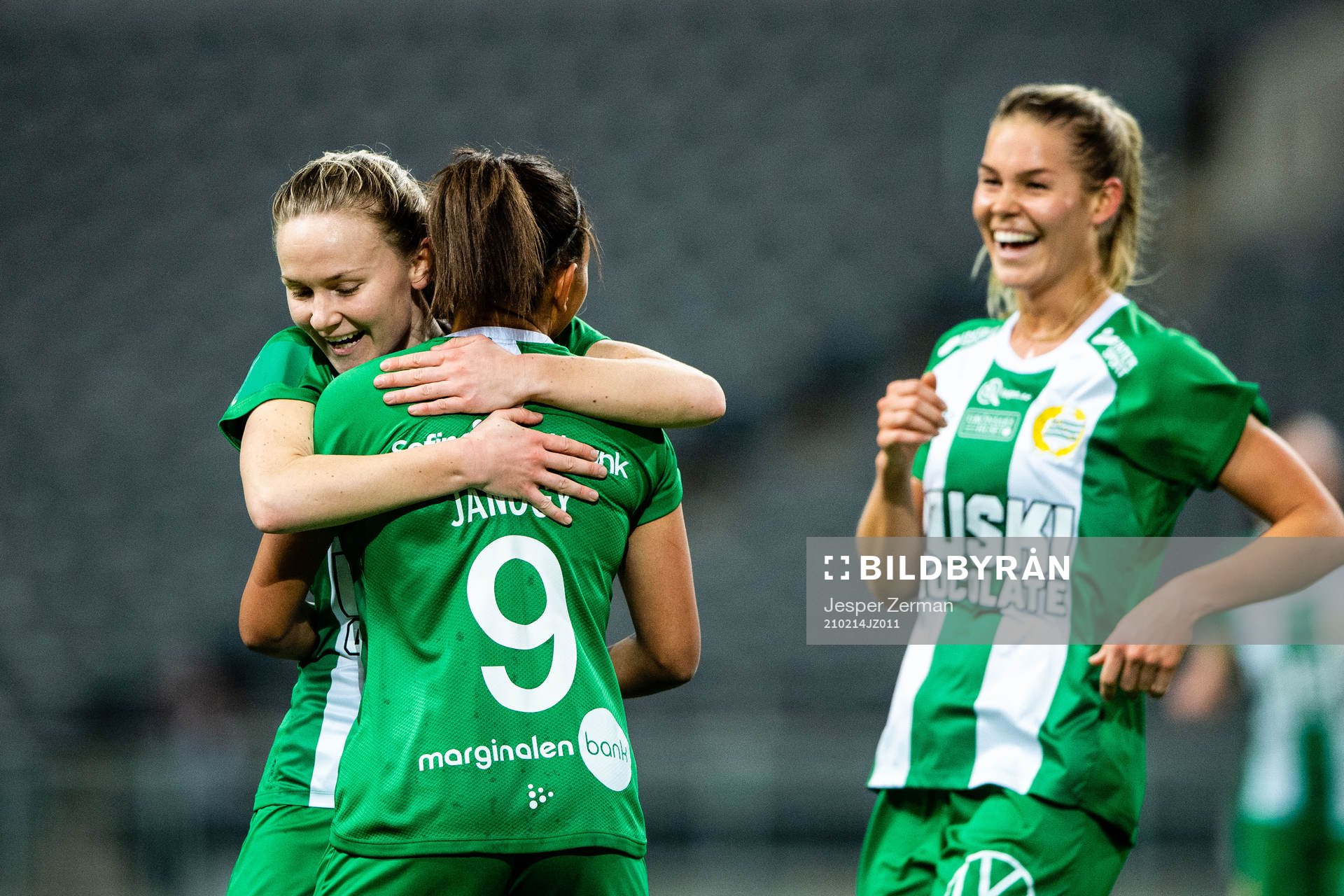 Hammarbys Madelen Janogy jublar med lagkamrater