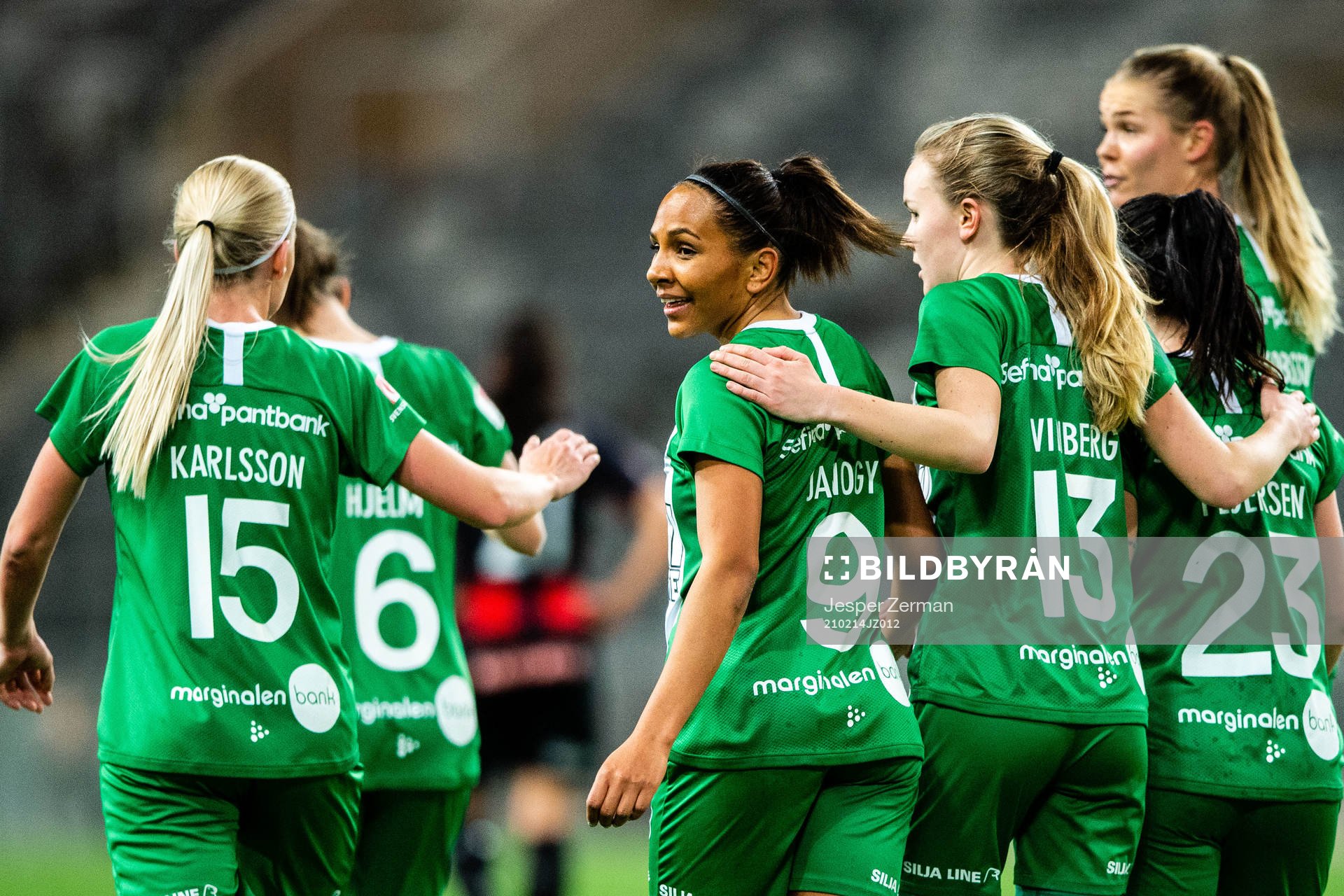 Hammarbys Madelen Janogy jublar med lagkamrater