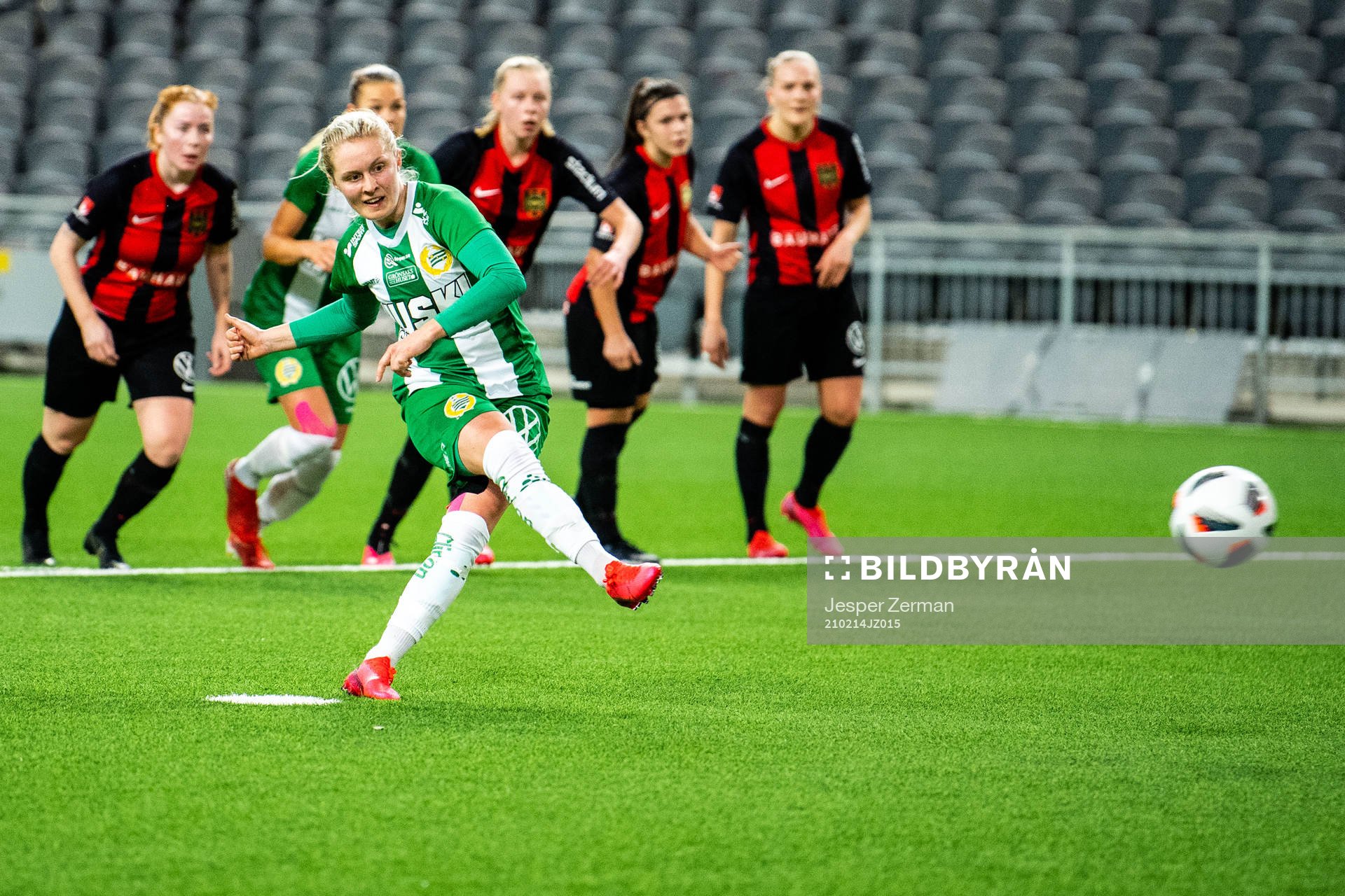 Hammarbys Emilia Larsson gör 2-0 under finalen i Volkswagen Challenge mellan Hammarby och Brommapojkarna den 14 februari 2021 i Stockholm.