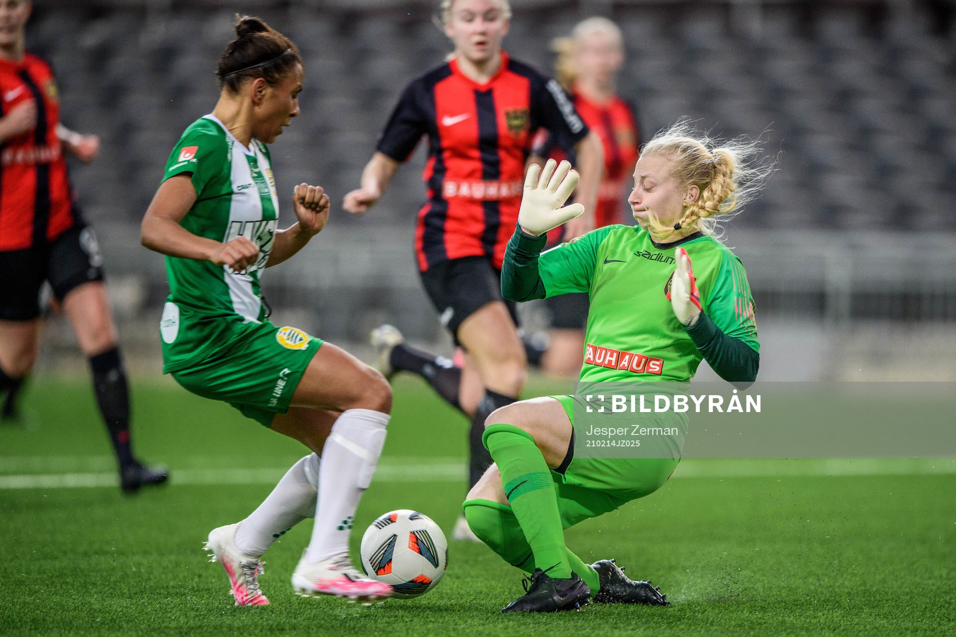 Hammarbys Madelen Janogy och Brommapojkarnas målvakt