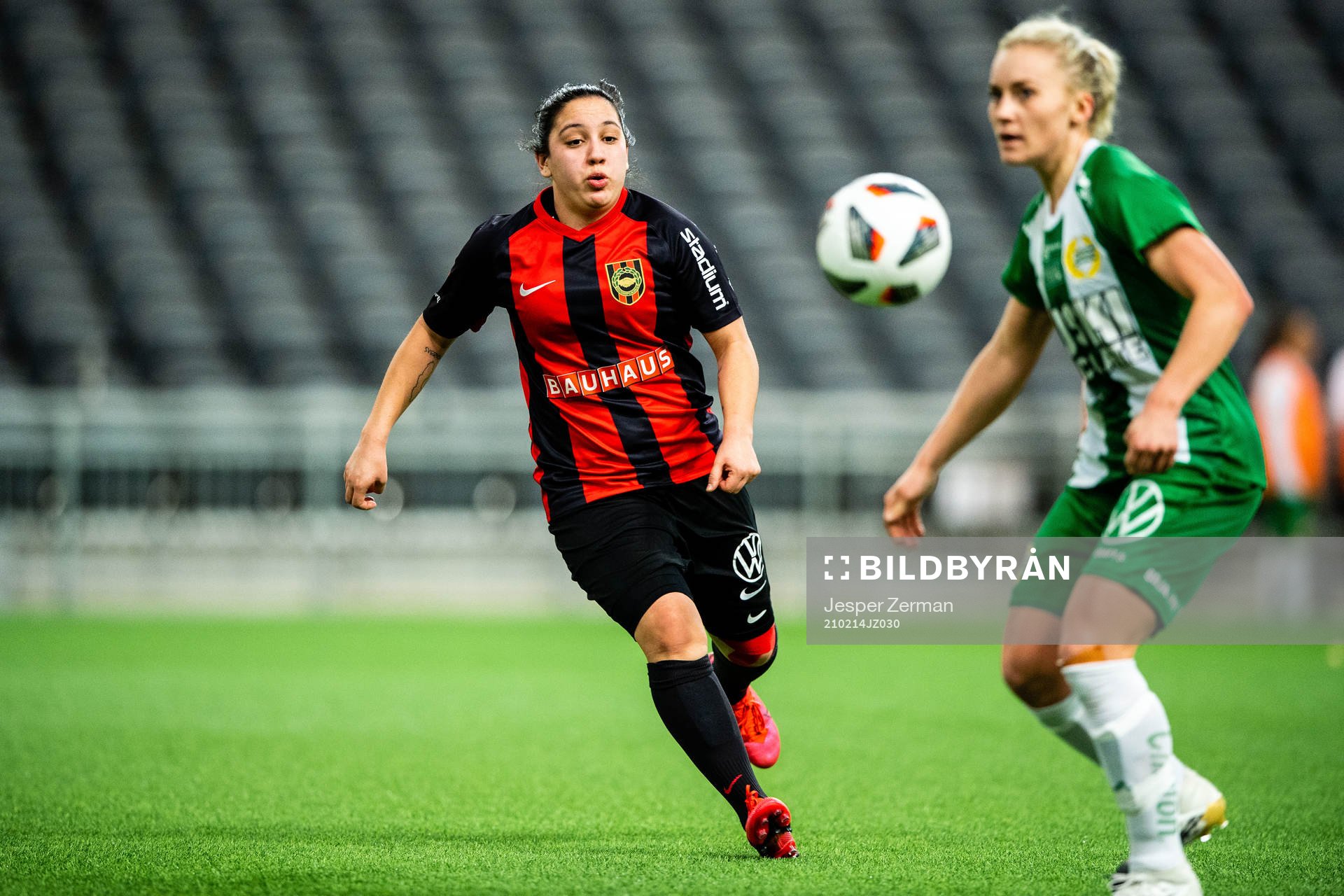 Brommapojkarnas Michelle Rojas Flores och Hammarbys Ellen