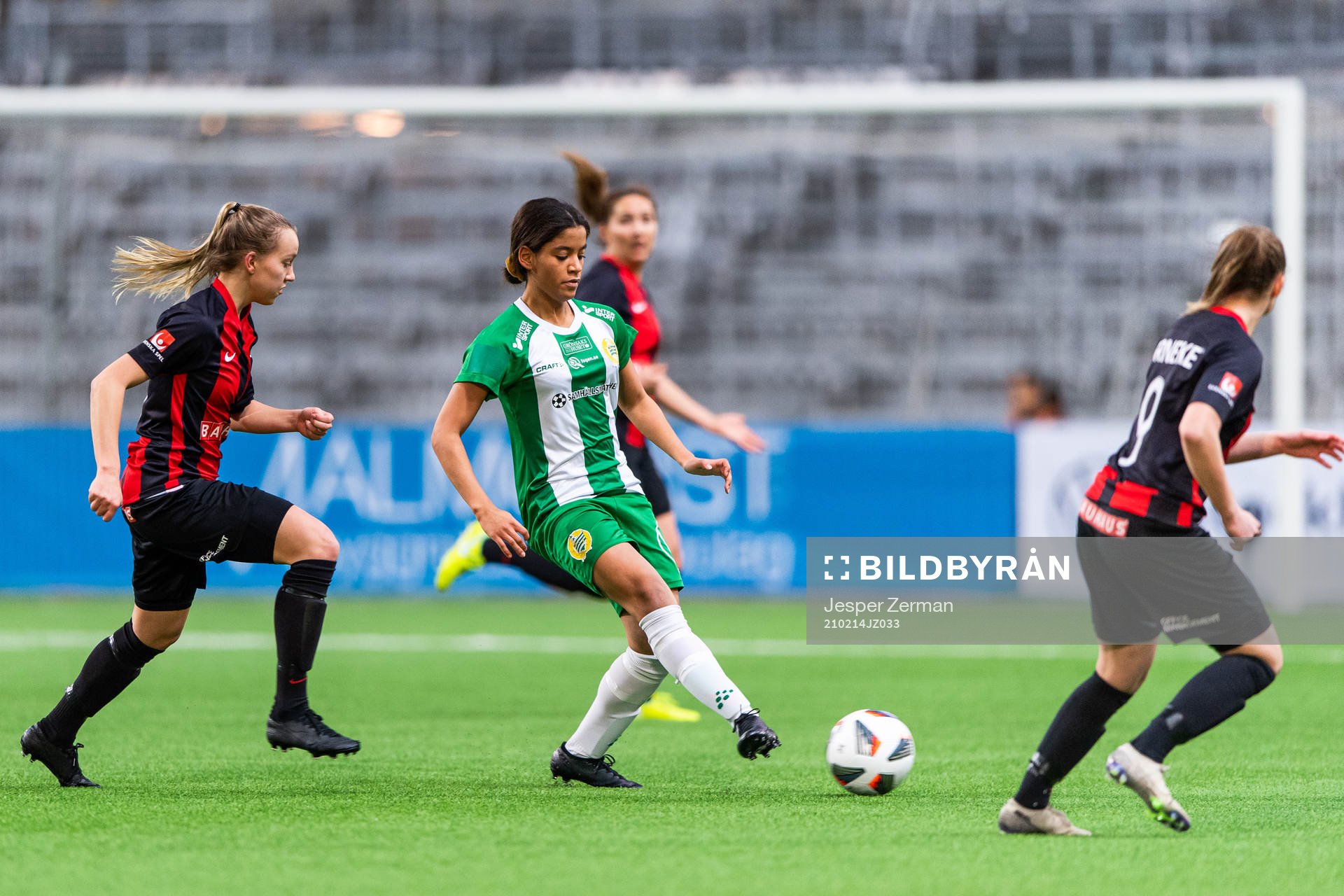Brommapojkarnas Sara Eriksson och Hammarbys Mecy Söderling
