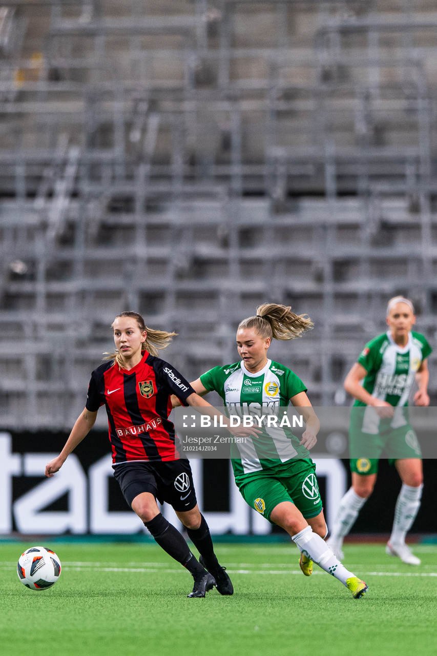 Brommapojkarnas Sara Eriksson och Hammarbys Emma Jansson