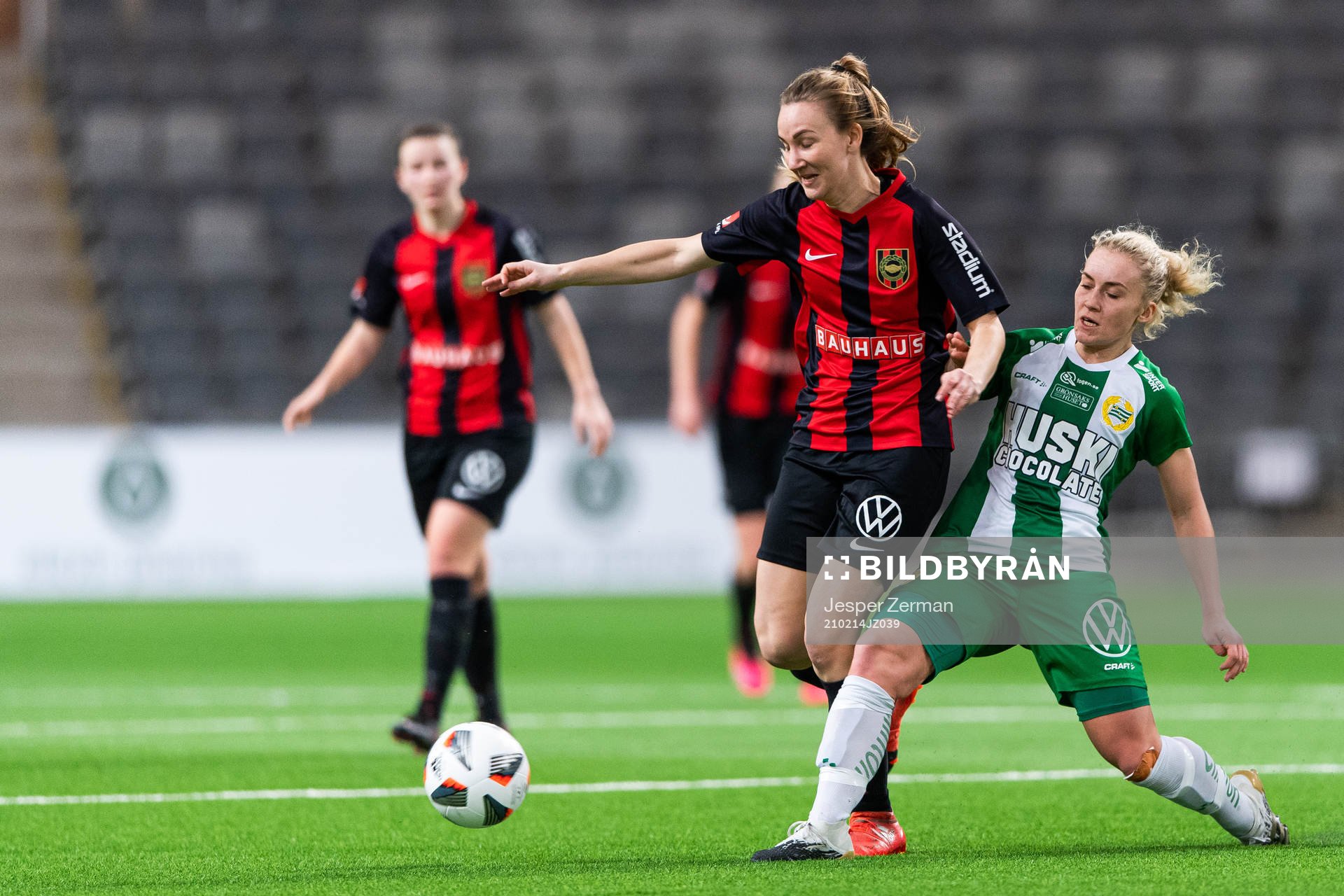 Brommapojkarnas Emma Lundh och Hammarbys Ellen Gibson