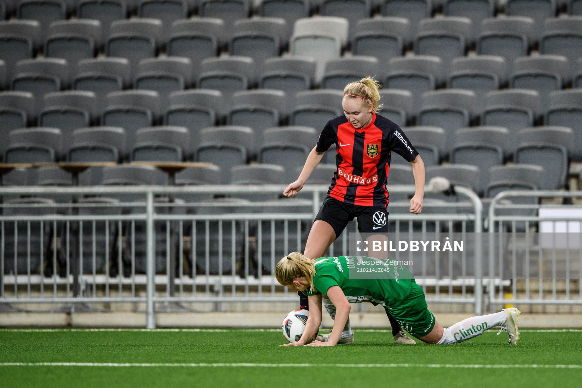 Brommapojkarnas Maja Wiklander och Hammarbys Hanna Lundkvist