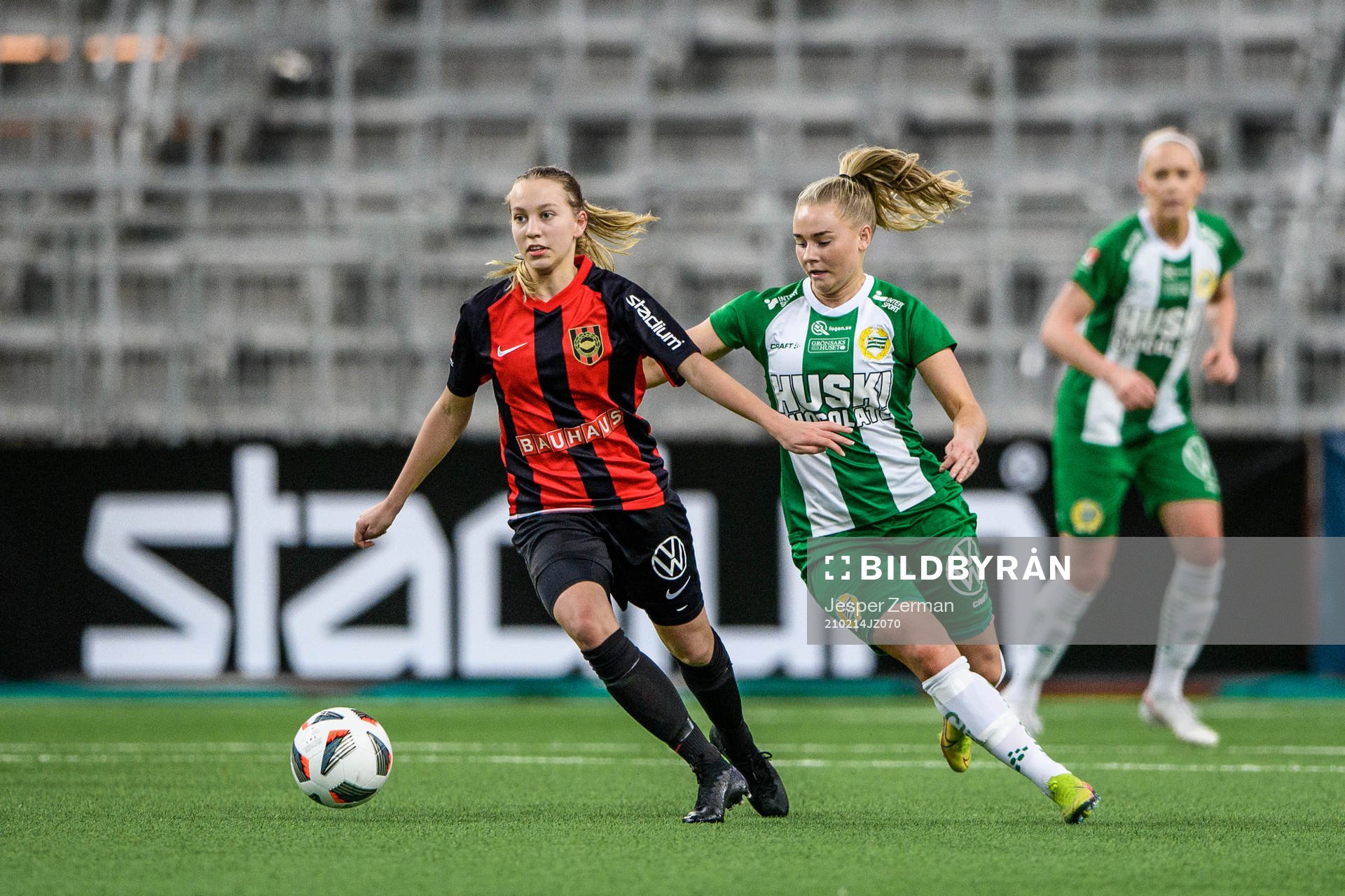 Brommapojkarnas Sara Eriksson och Hammarbys Emma Jansson under finalen i Volkswagen Challenge mellan Hammarby och Brommapojkarna den 14 februari 2021 i Stockholm.