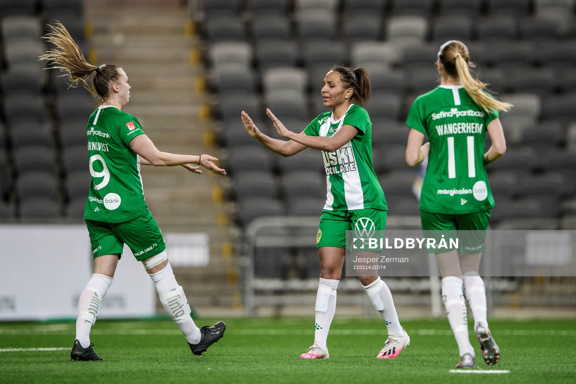 Hammarbys Madelen Janogy (m) jublar med Frida Thörnqvist