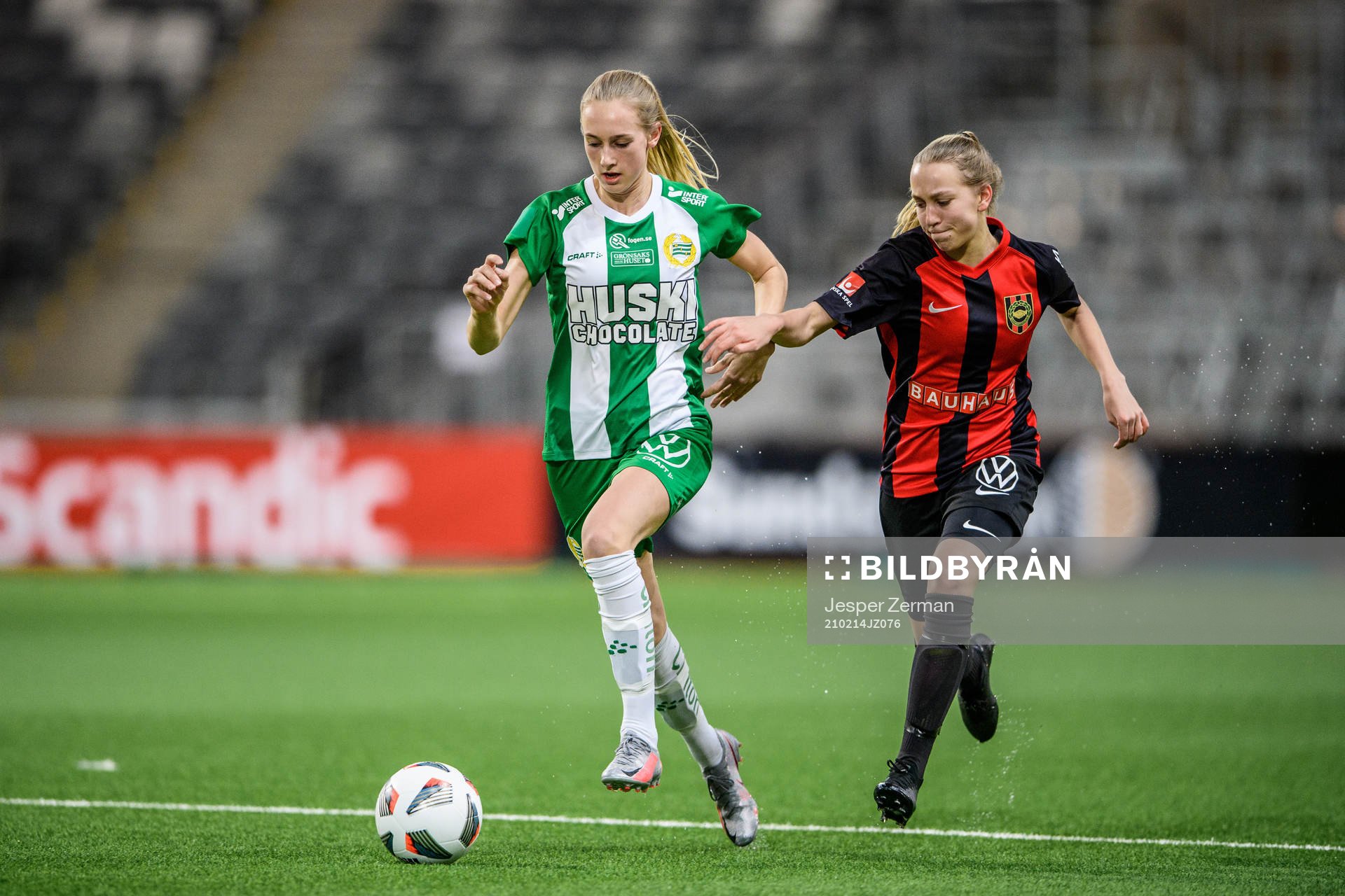 Hammarbys Ellen Wangerheim och Brommapojkarnas Sara Eriksson under finalen i Volkswagen Challenge mellan Hammarby och Brommapojkarna den 14 februari 2021 i Stockholm.
