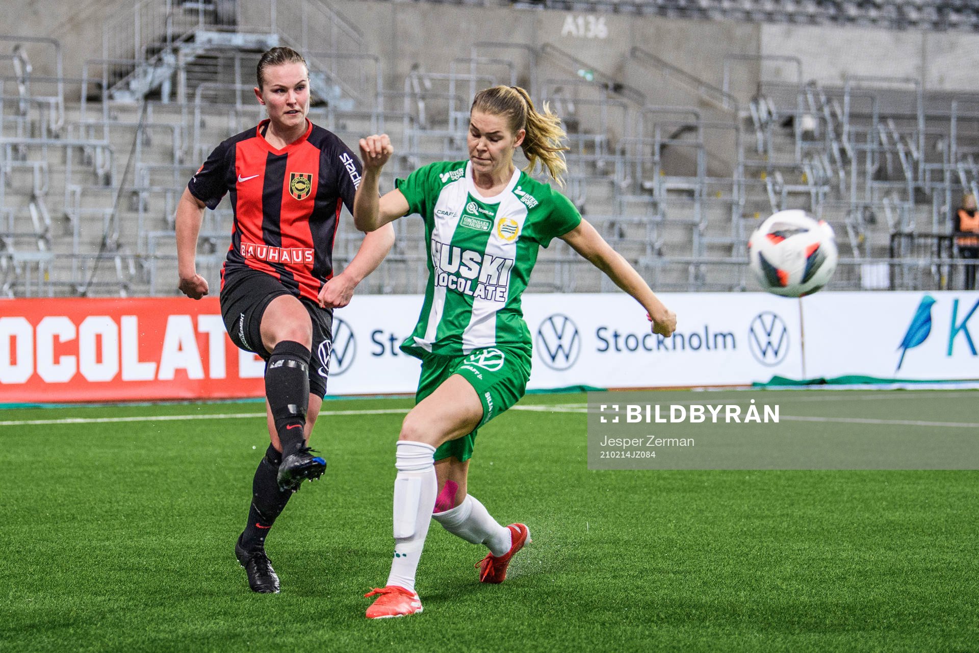 Brommapojkarnas Elin Bergkvist och Hammarbys Nina Jakobsson