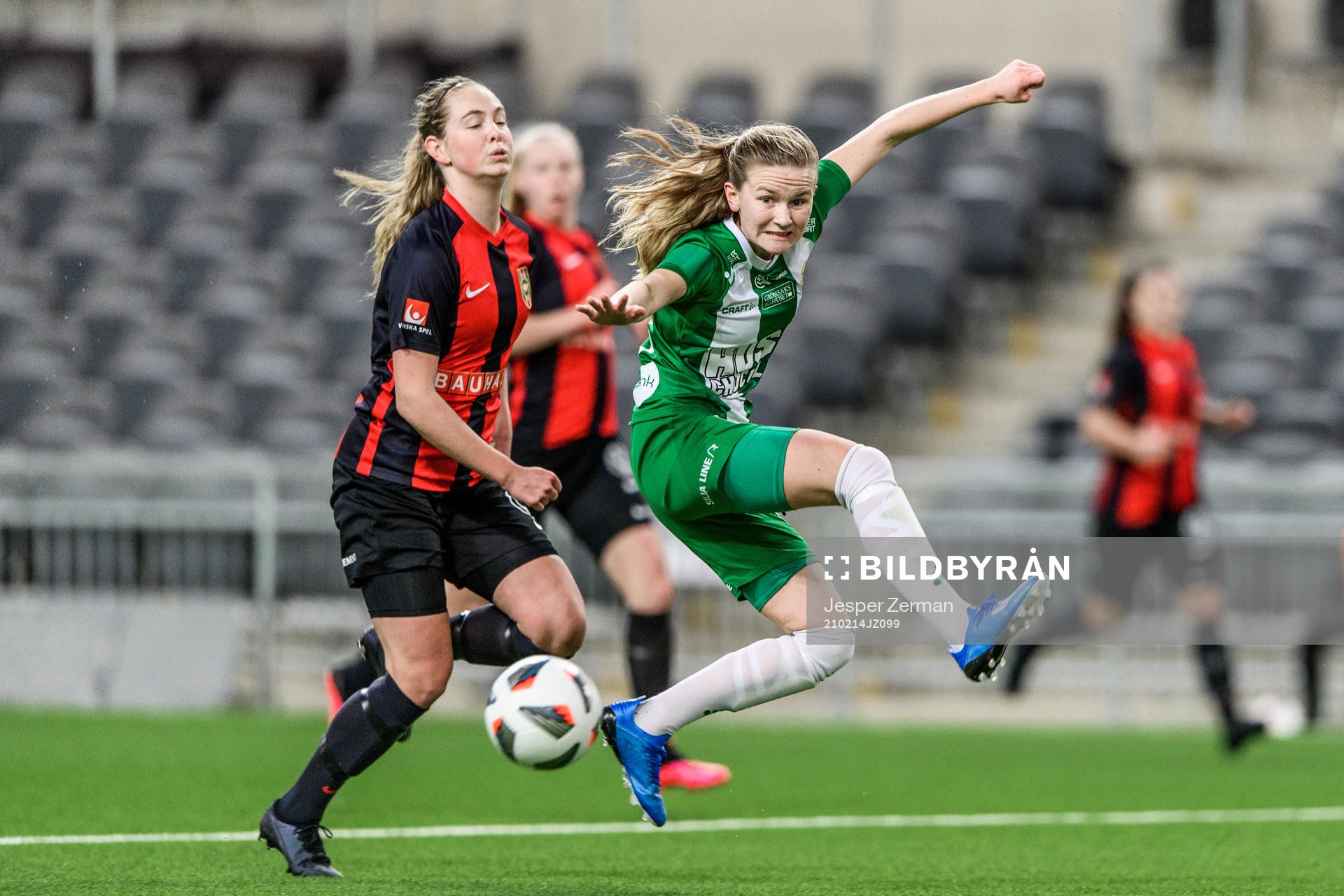 Brommapojkarnas Lovisa Norrby och Hammarbys Matilda Vinberg