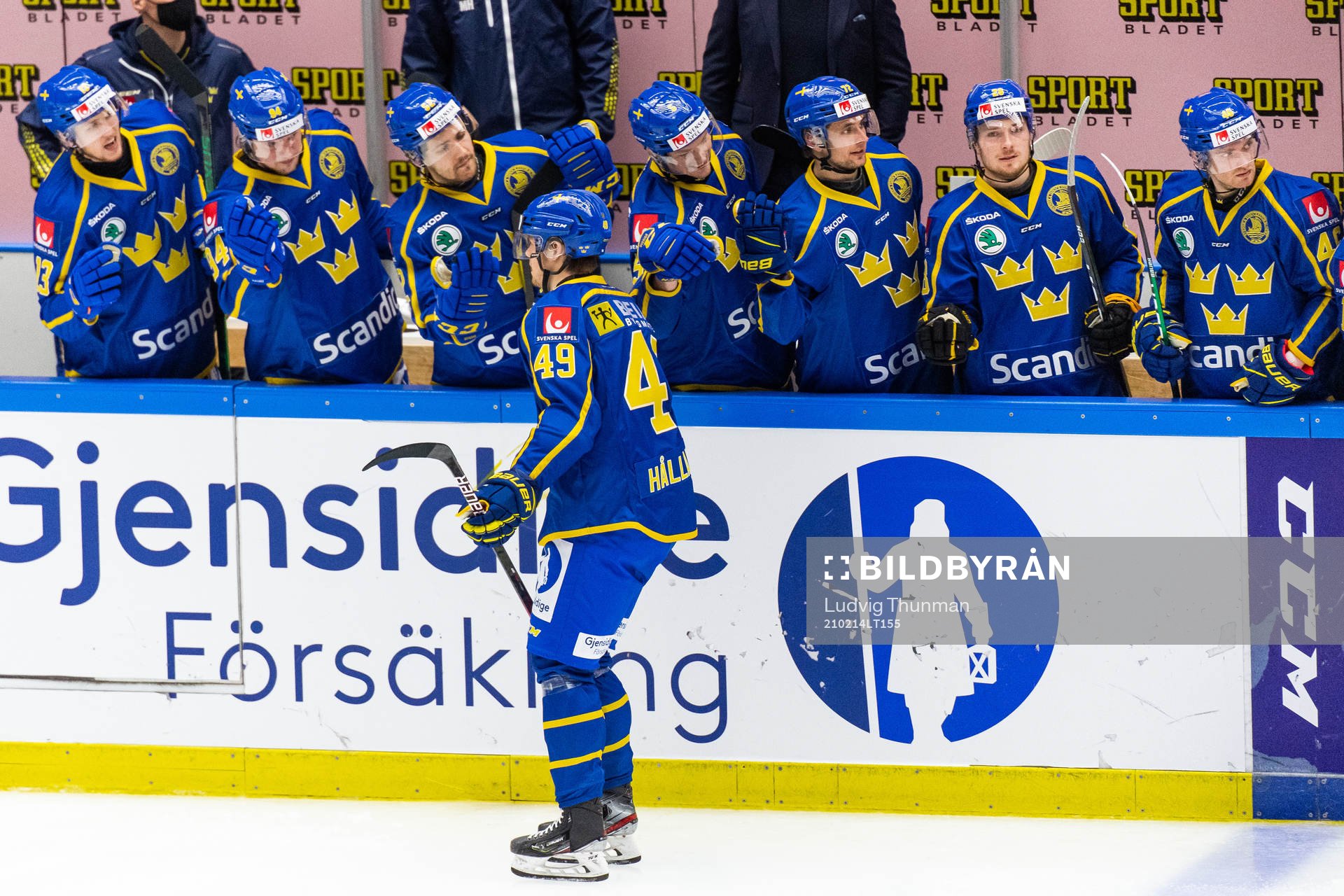 Filip Hållander of Sweden celebrates with team mates