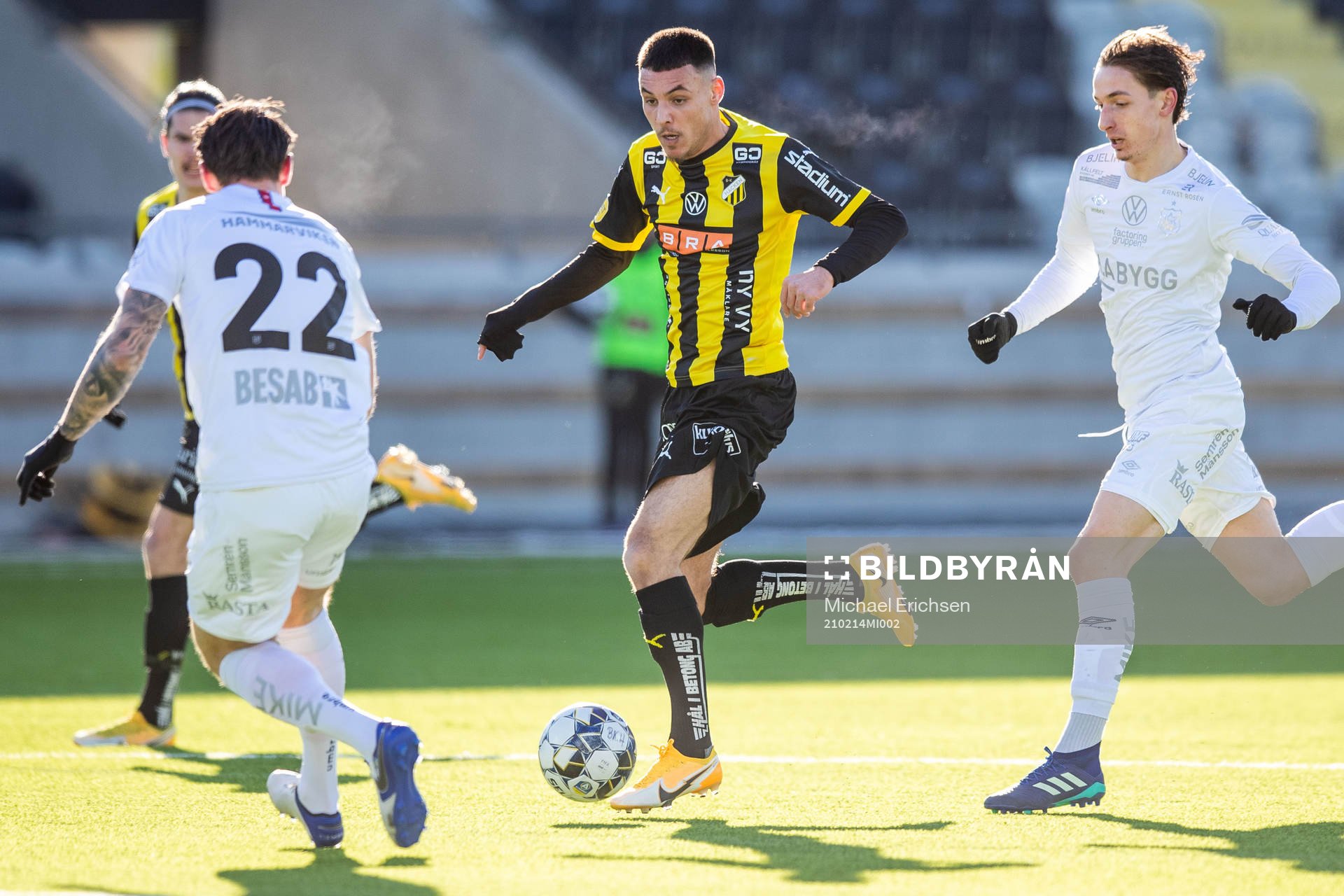Häckens Ali Youssef mellan Örgrytes Lukas Browning