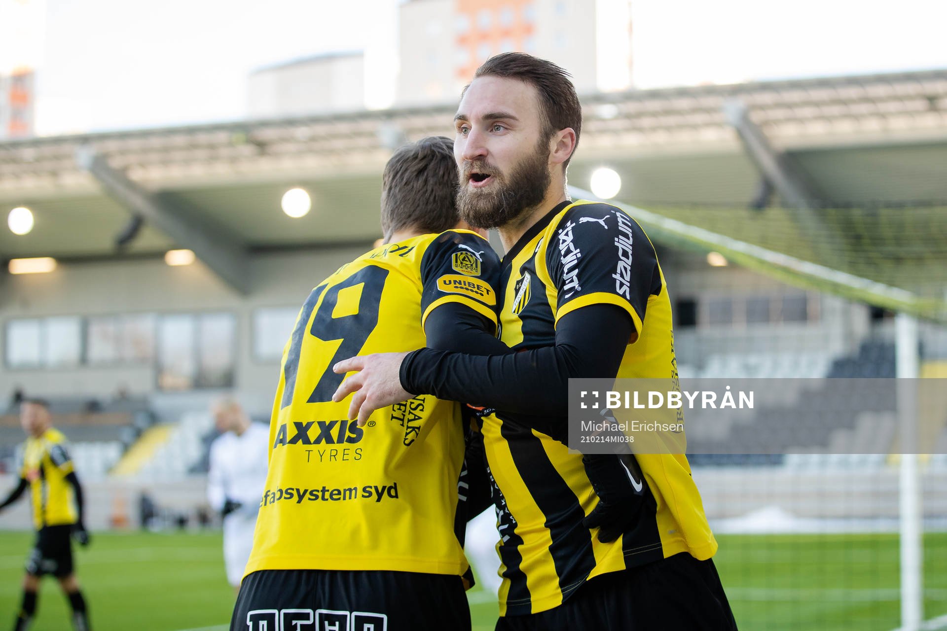 Häckens Oskar Sverrisson jublar ihop med Axel Henriksson