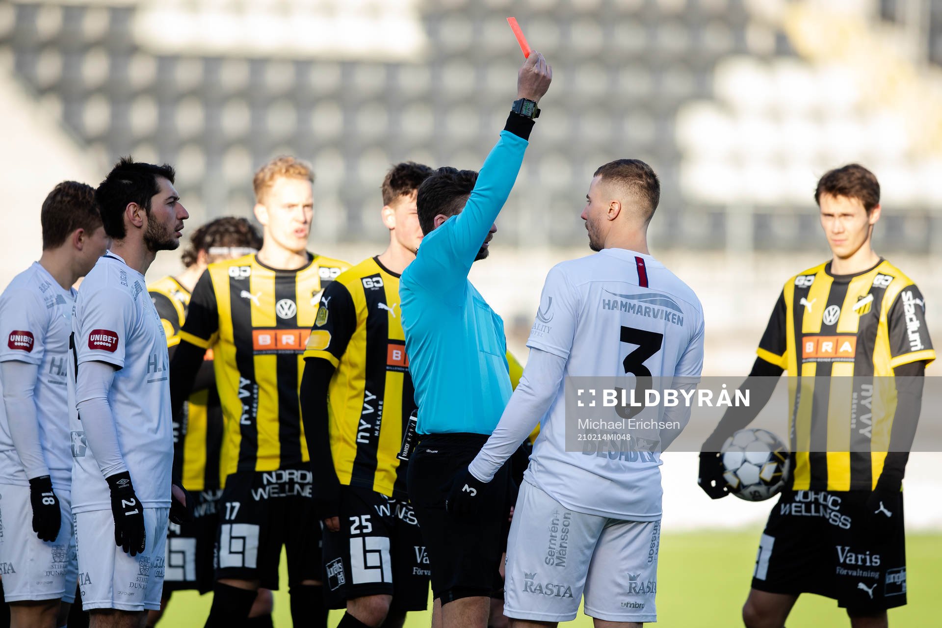 Örgrytes Jonathan Azulay får ett rött kort av domare