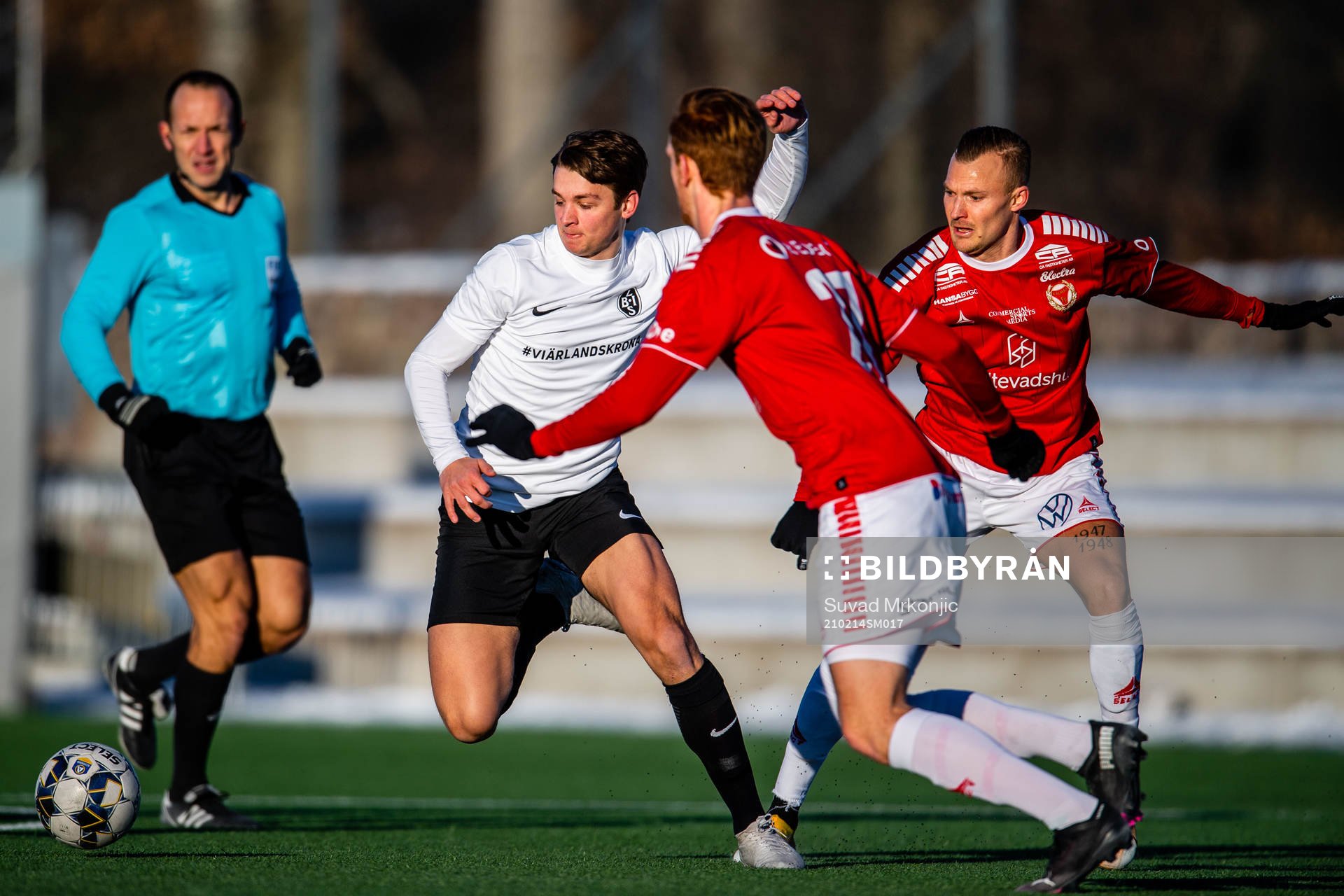 Landskronas Emil Jönsson och Kalmars Rasmus Sjöstedt och Viktor Krüger under träningsmatchen i fotboll mellan Kalmar och Landskrona den 14 februari 2021 i Kalmar.