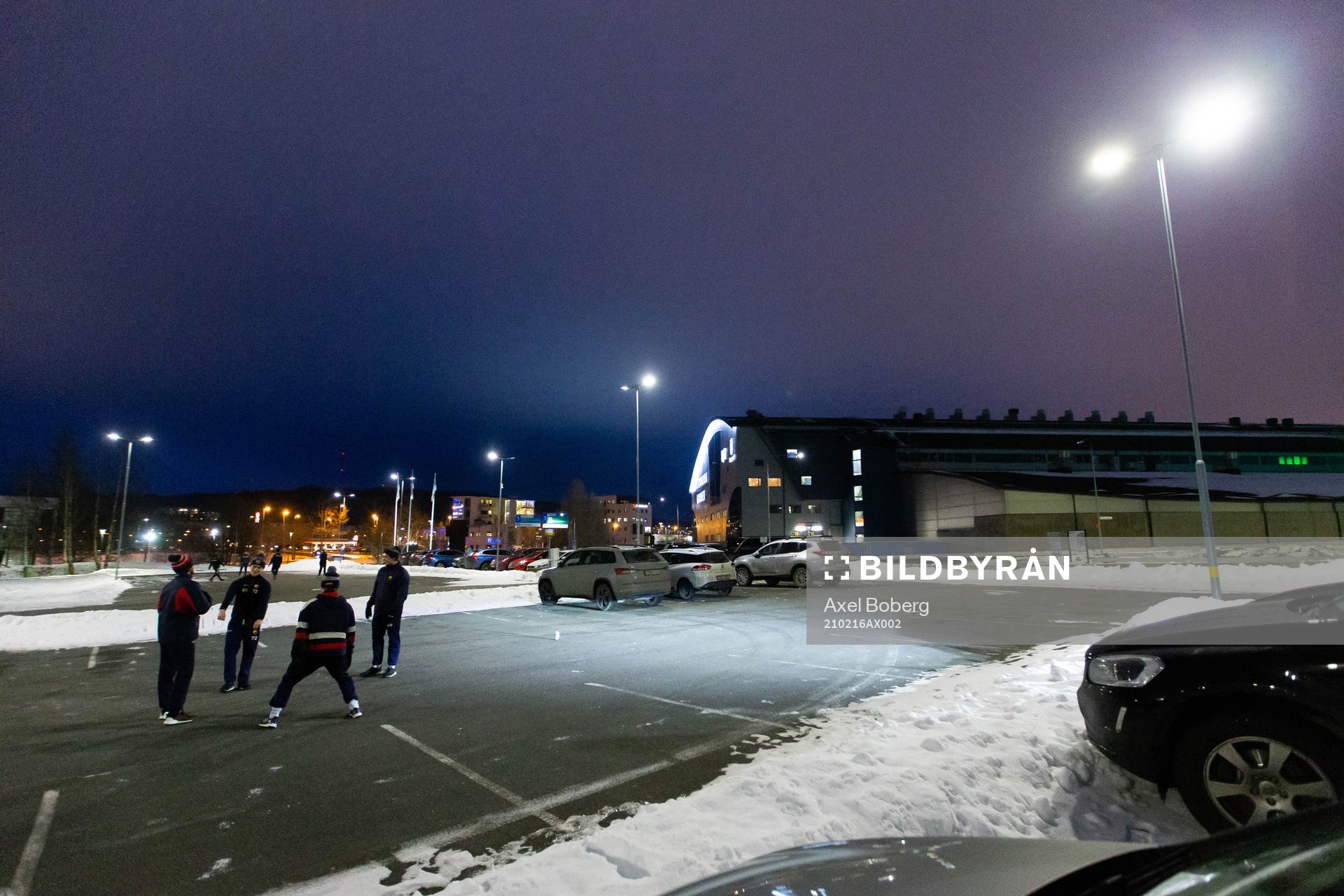 Djurgården värmer upp på parkeringen utanför Husqvarna