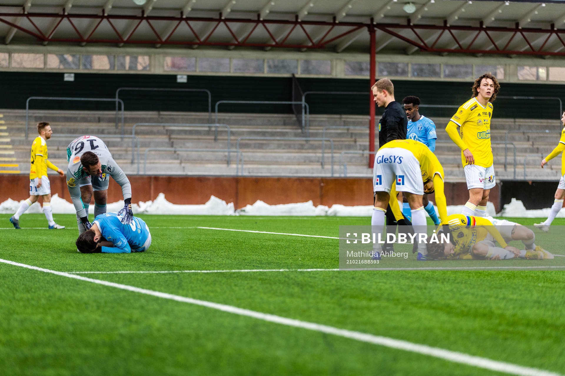 Malmö FFs Adi Nalic och Falkenbergs Tobias Karlsson har ont under träningsmatchen i fotboll mellan Malmö FF och Falkenberg den 16 februari 2021 i Malmö.