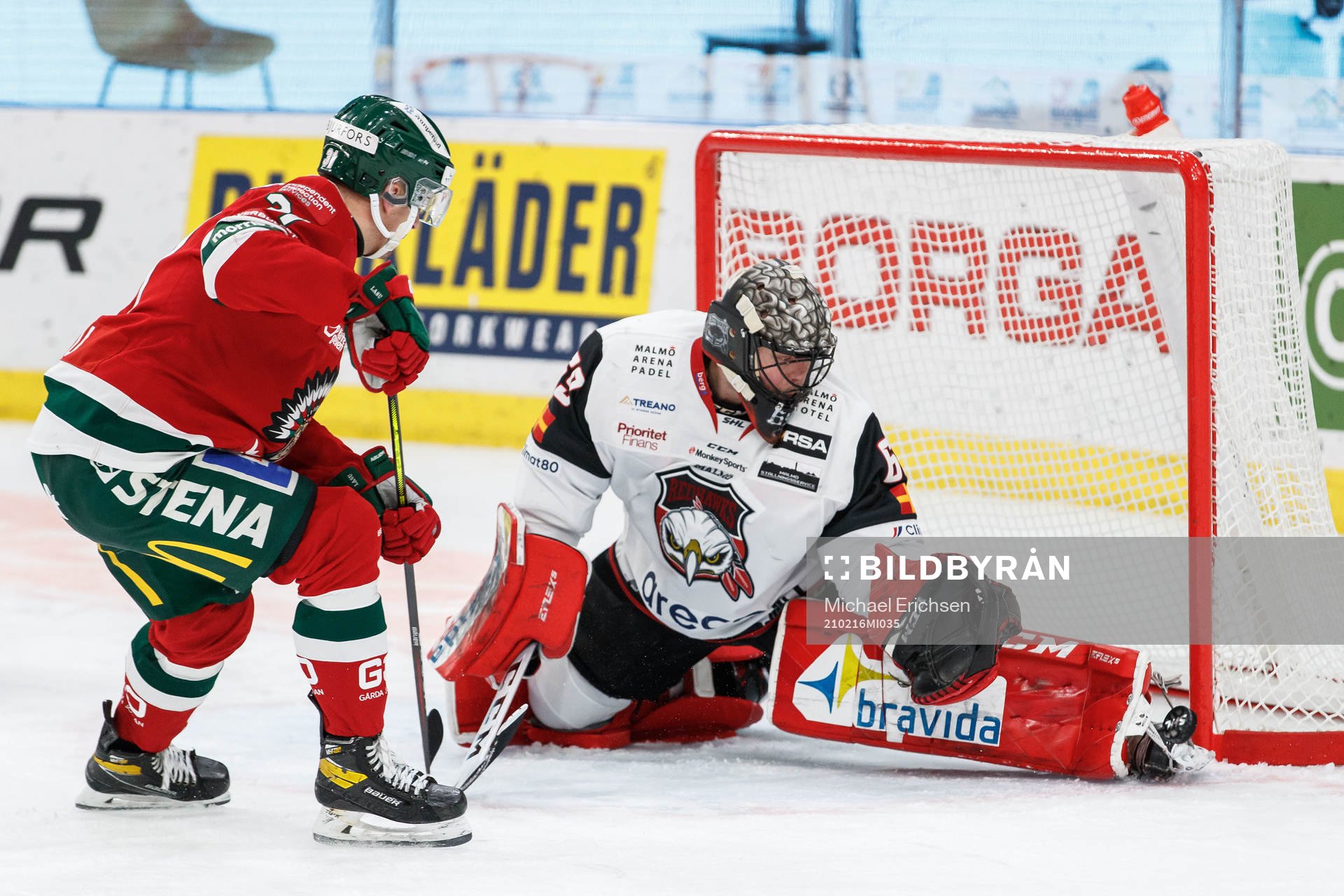 Malmö Redhawks målvakt Oscar Alsenfelt räddar från