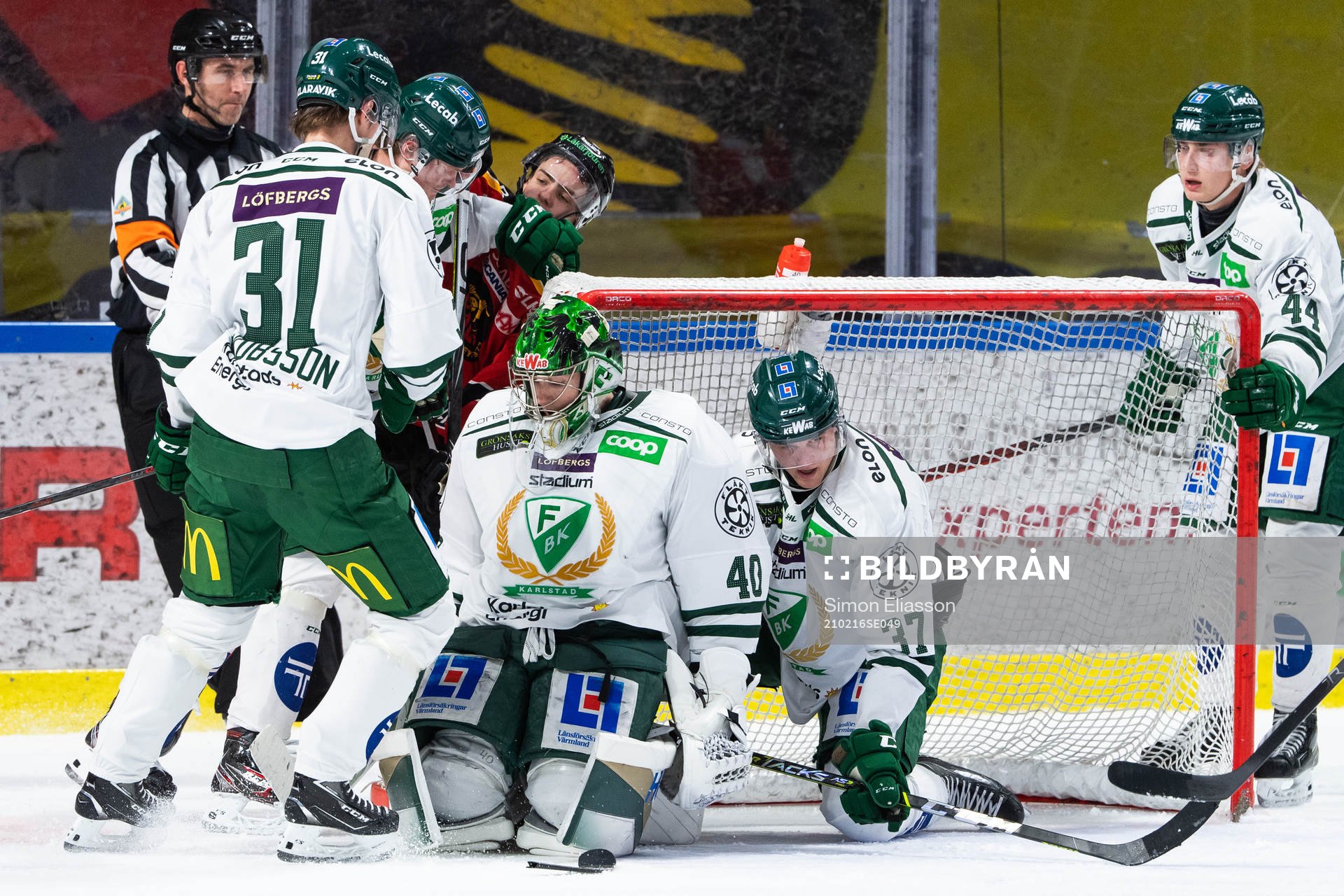 Färjestads målvakt Henrik Haukeland och Adam Ginning