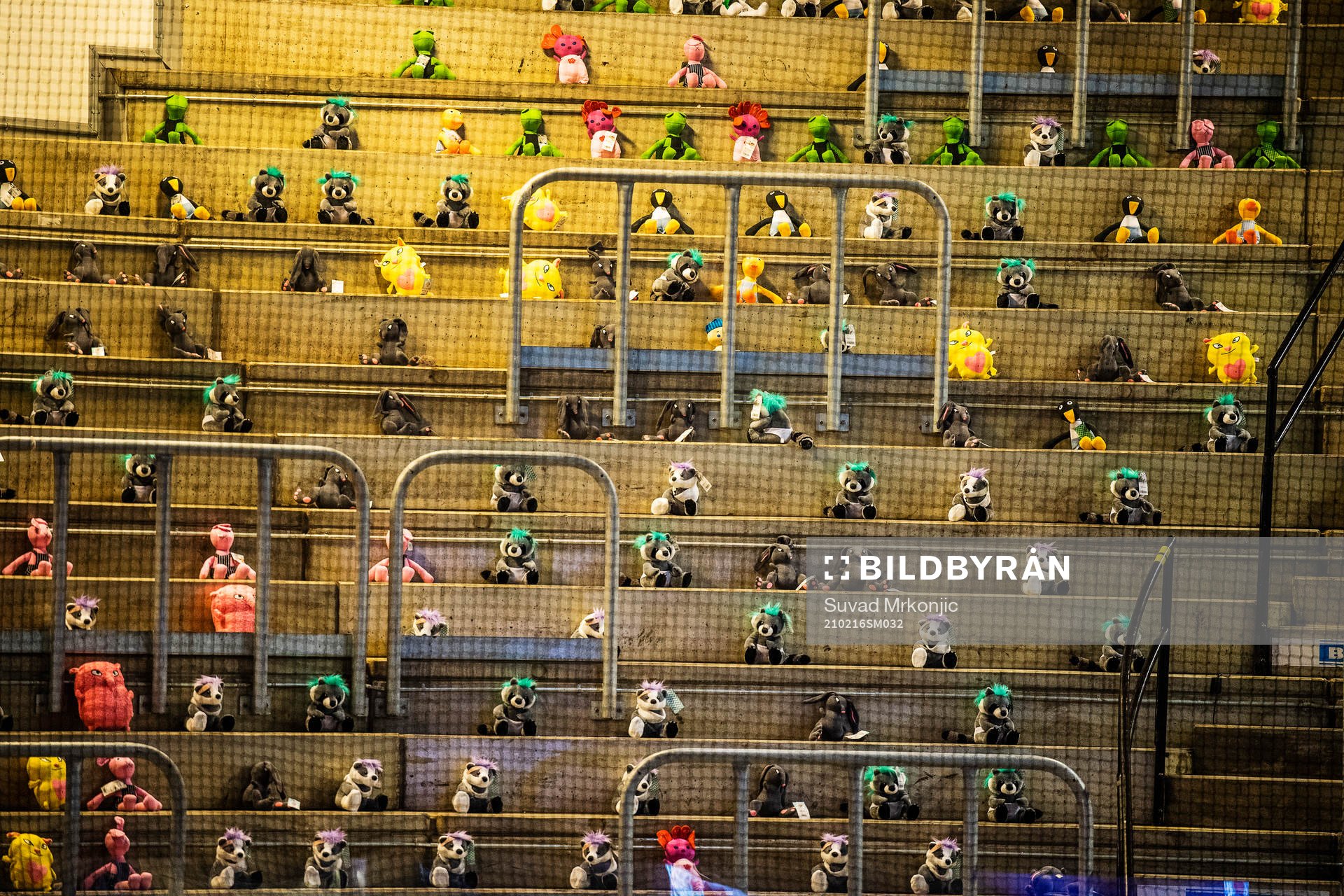 Be-Ge Hockey Center är fullt av gosedjur och nallar i ett