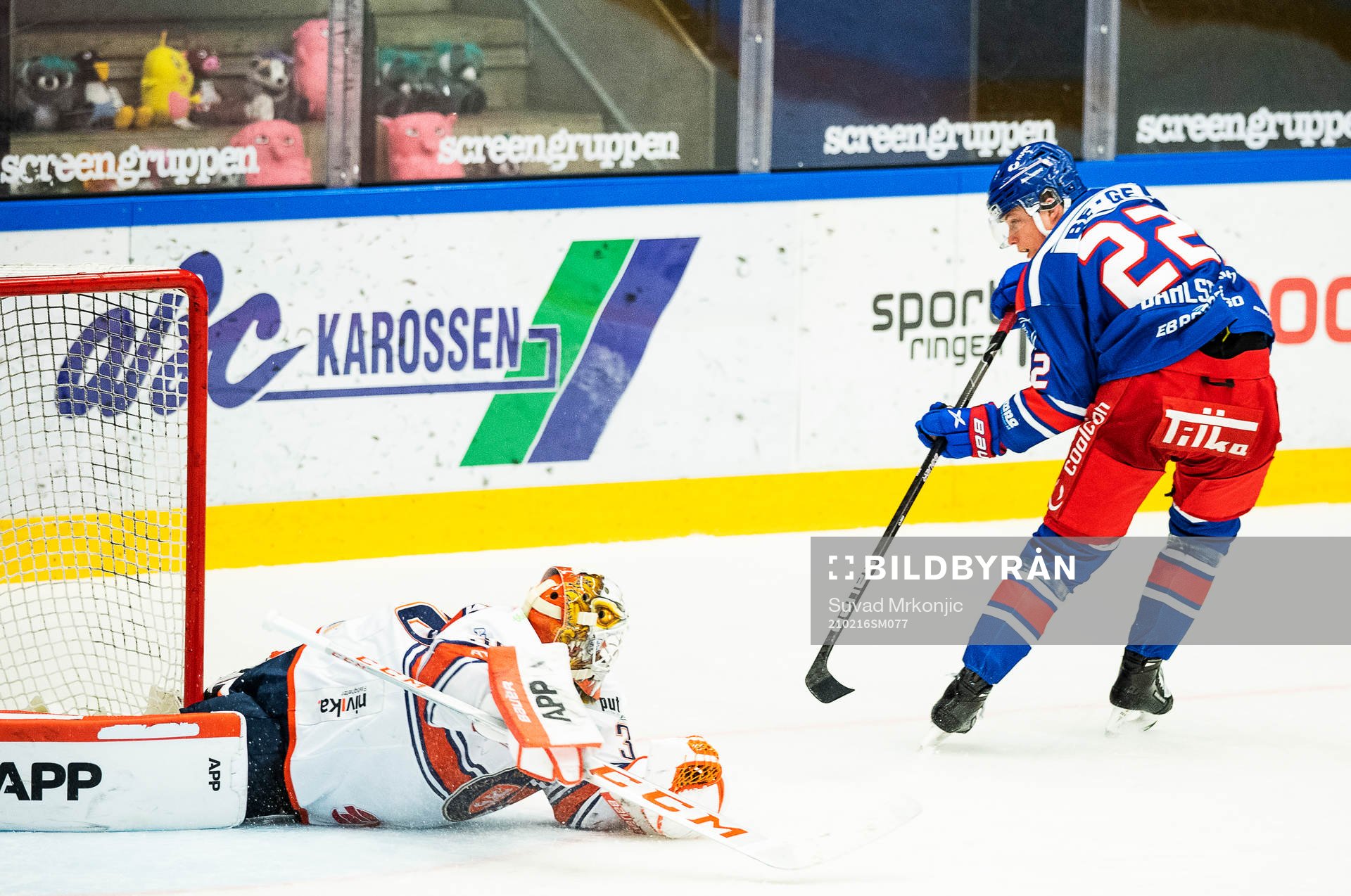 Oskarshamns John Dahlström och Växjös målvakt Viktor