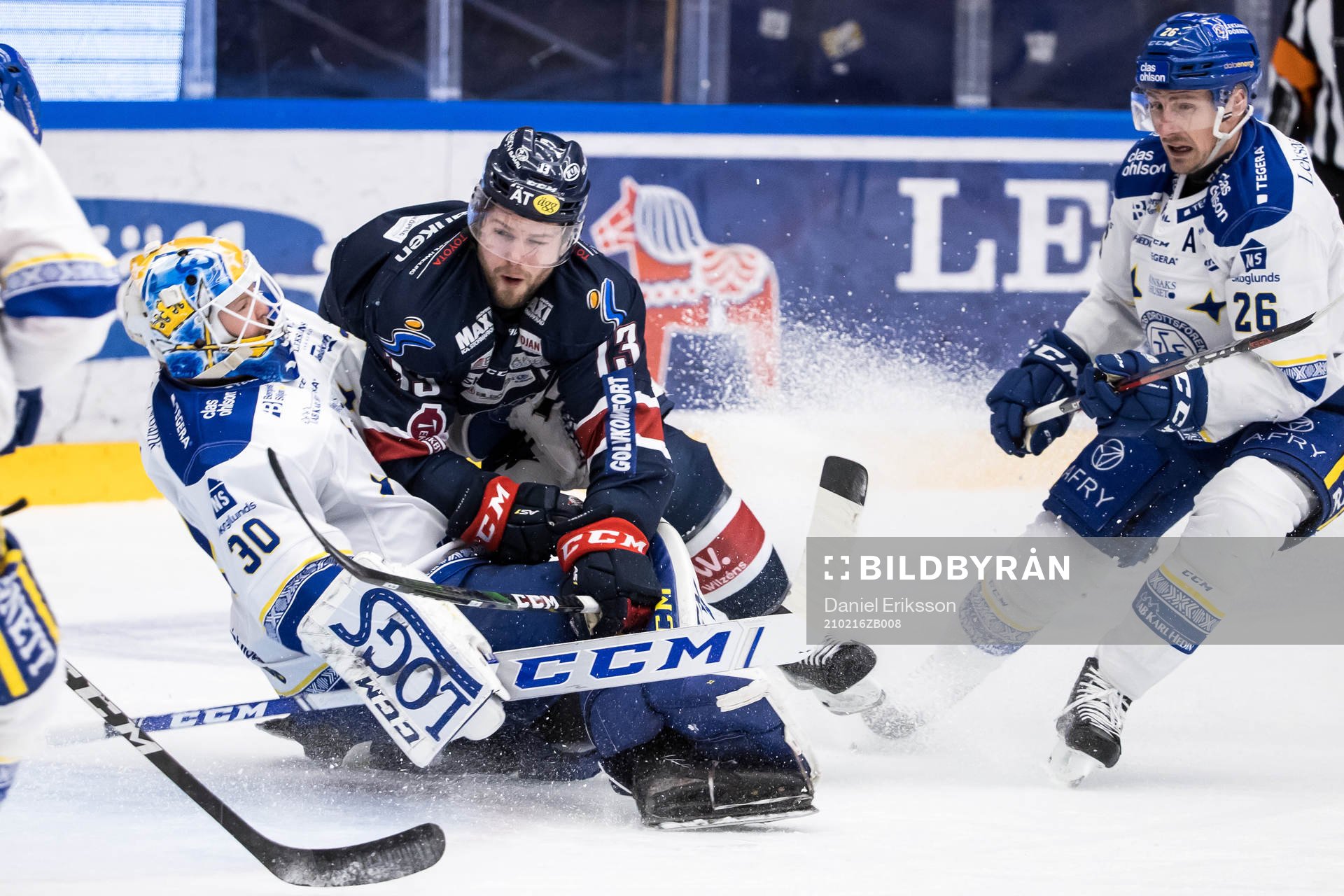 Linköpings Andrew Gordon kör över Leksands målvakt