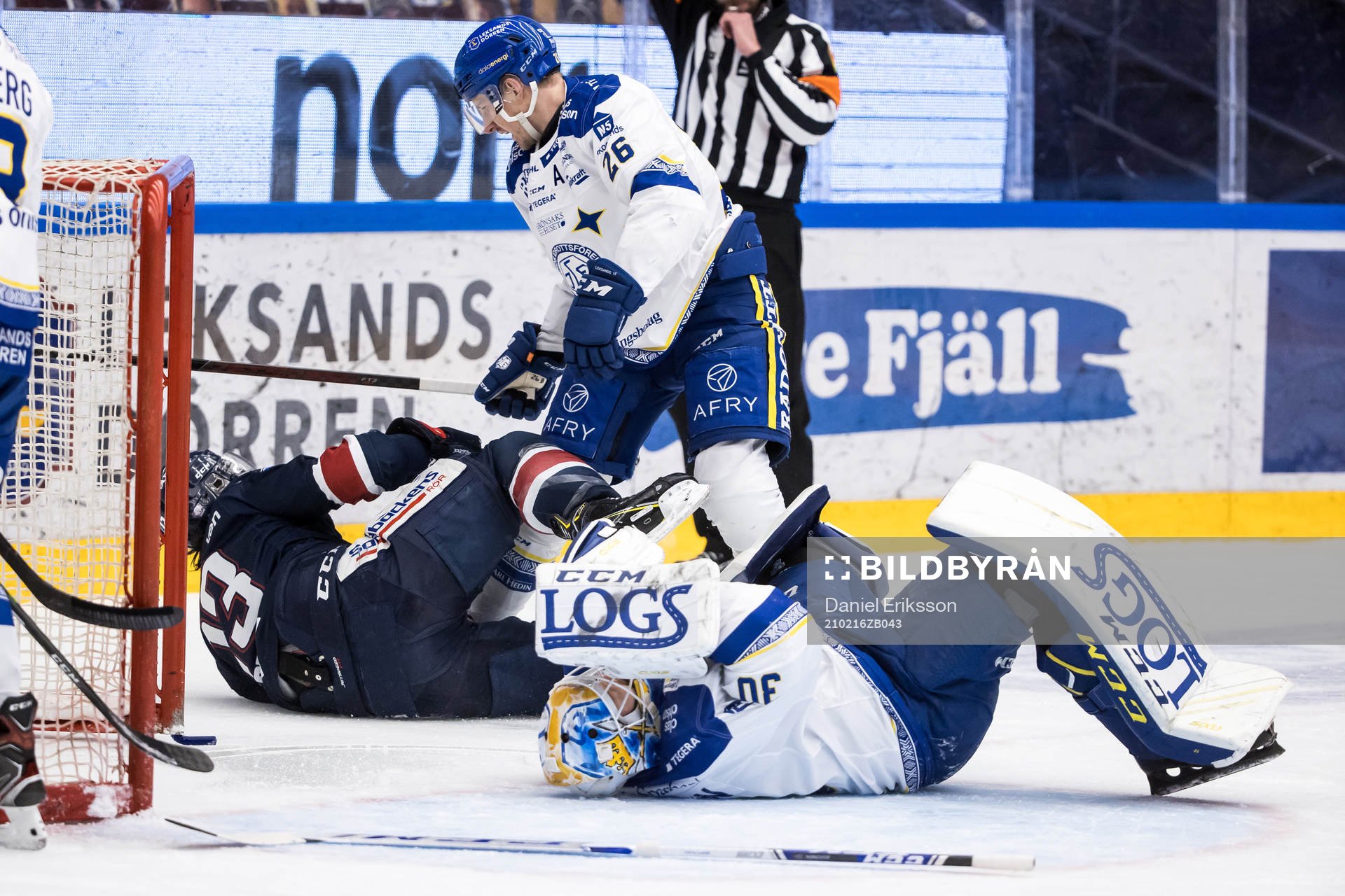 Linköpings Andrew Gordon kör över Leksands målvakt