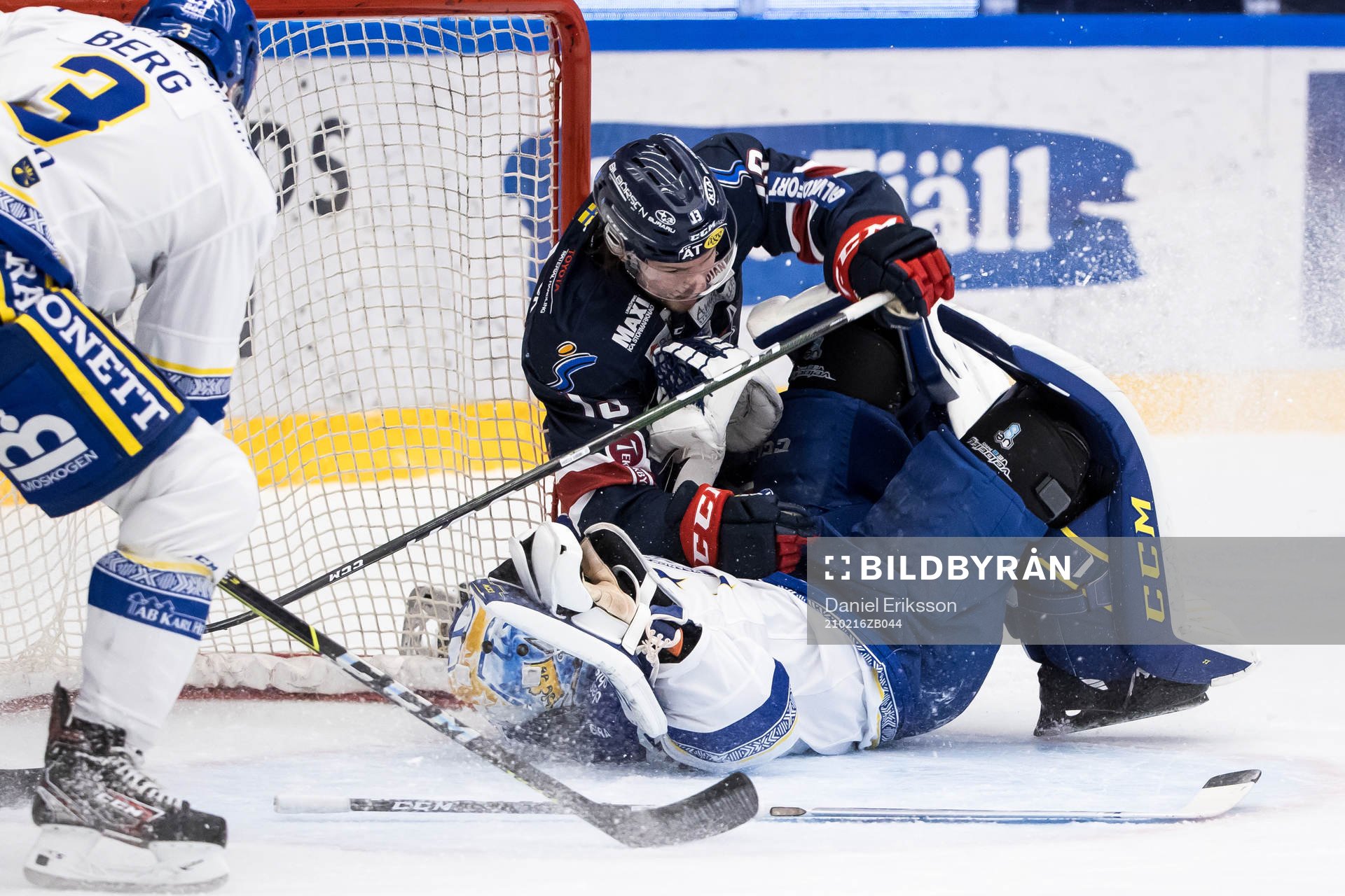 Linköpings Andrew Gordon kör över Leksands målvakt