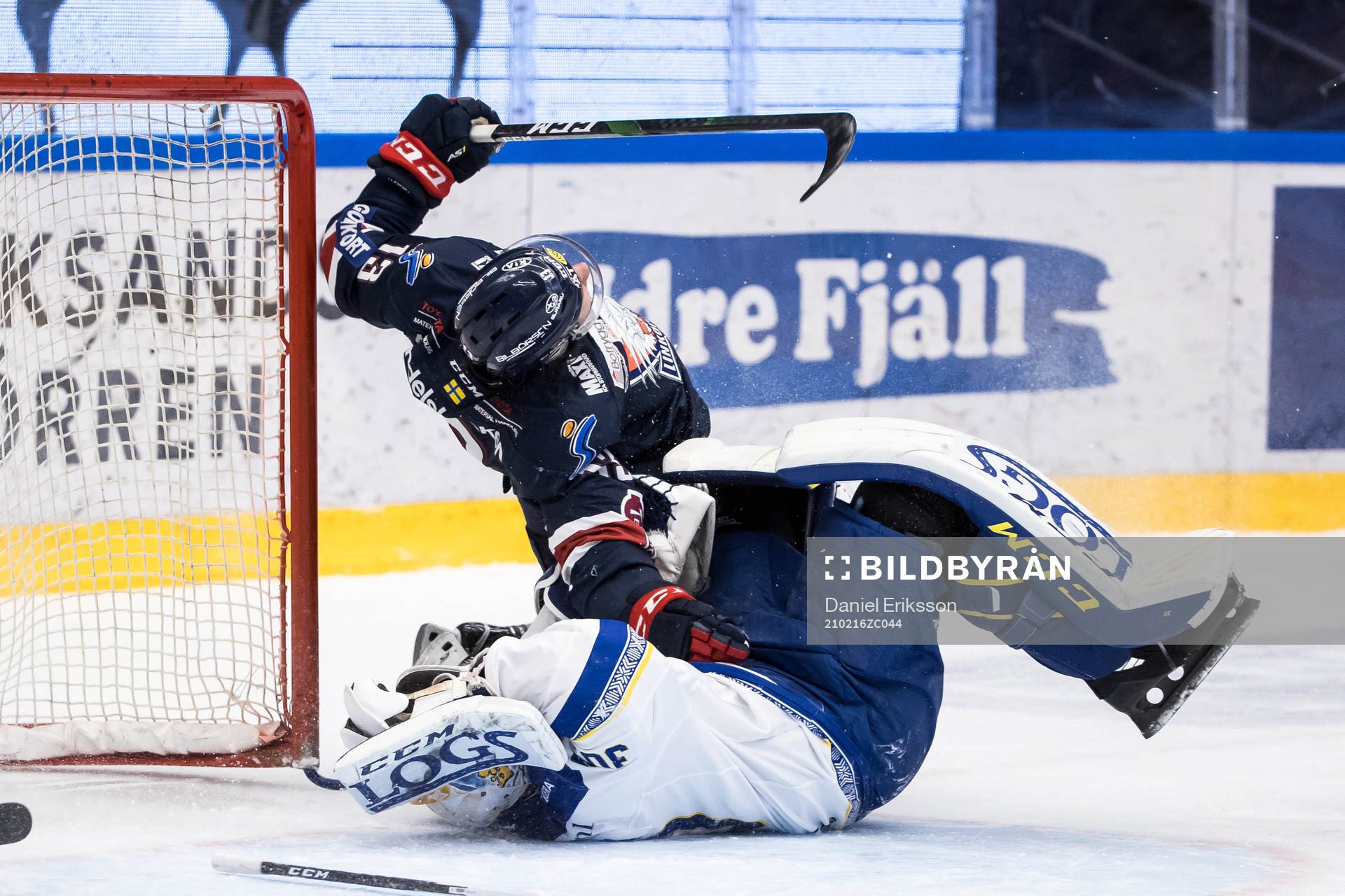 Linköpings Andrew Gordon kör över Leksands målvakt