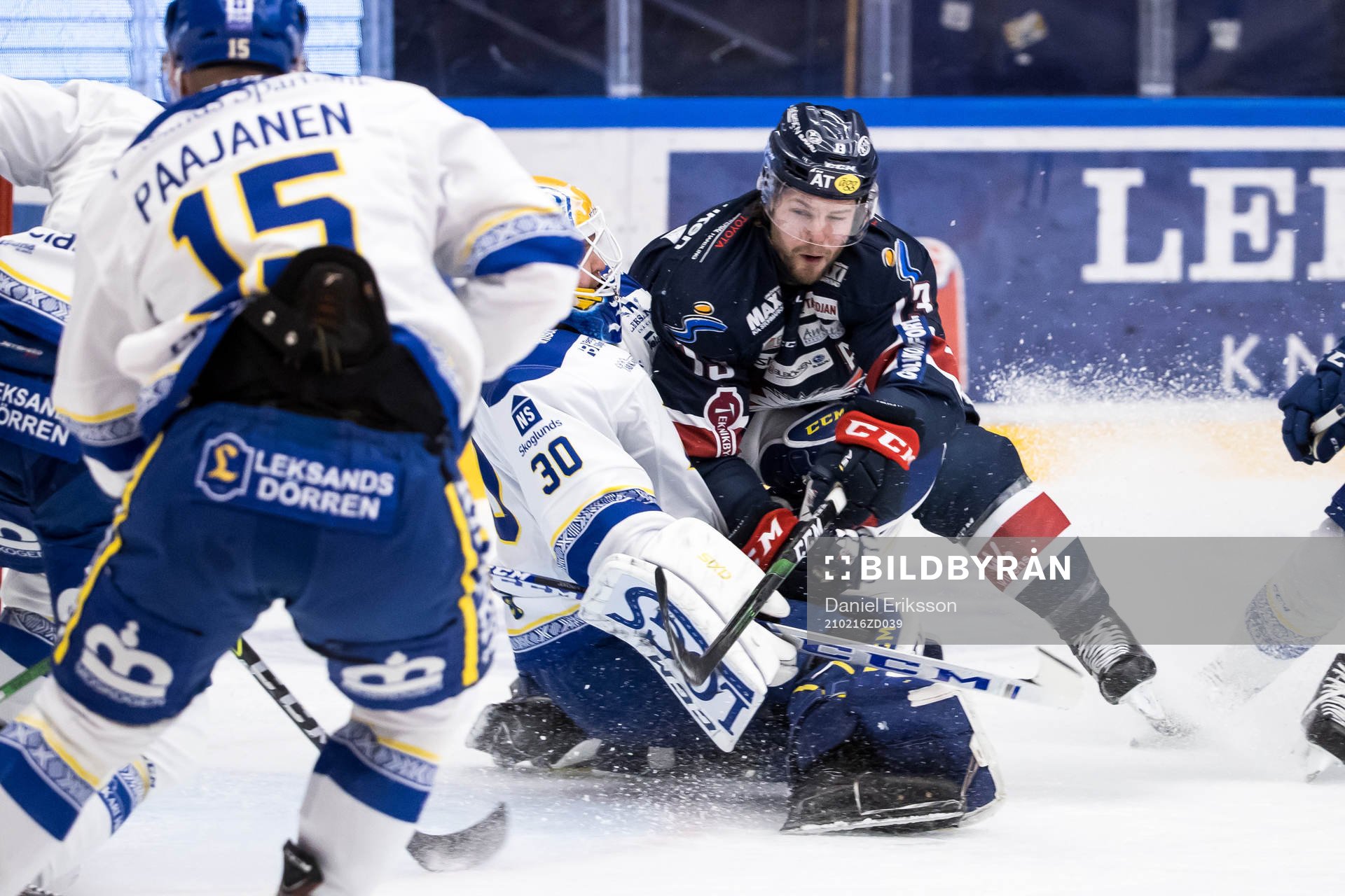 Linköpings Andrew Gordon kör över Leksands målvakt