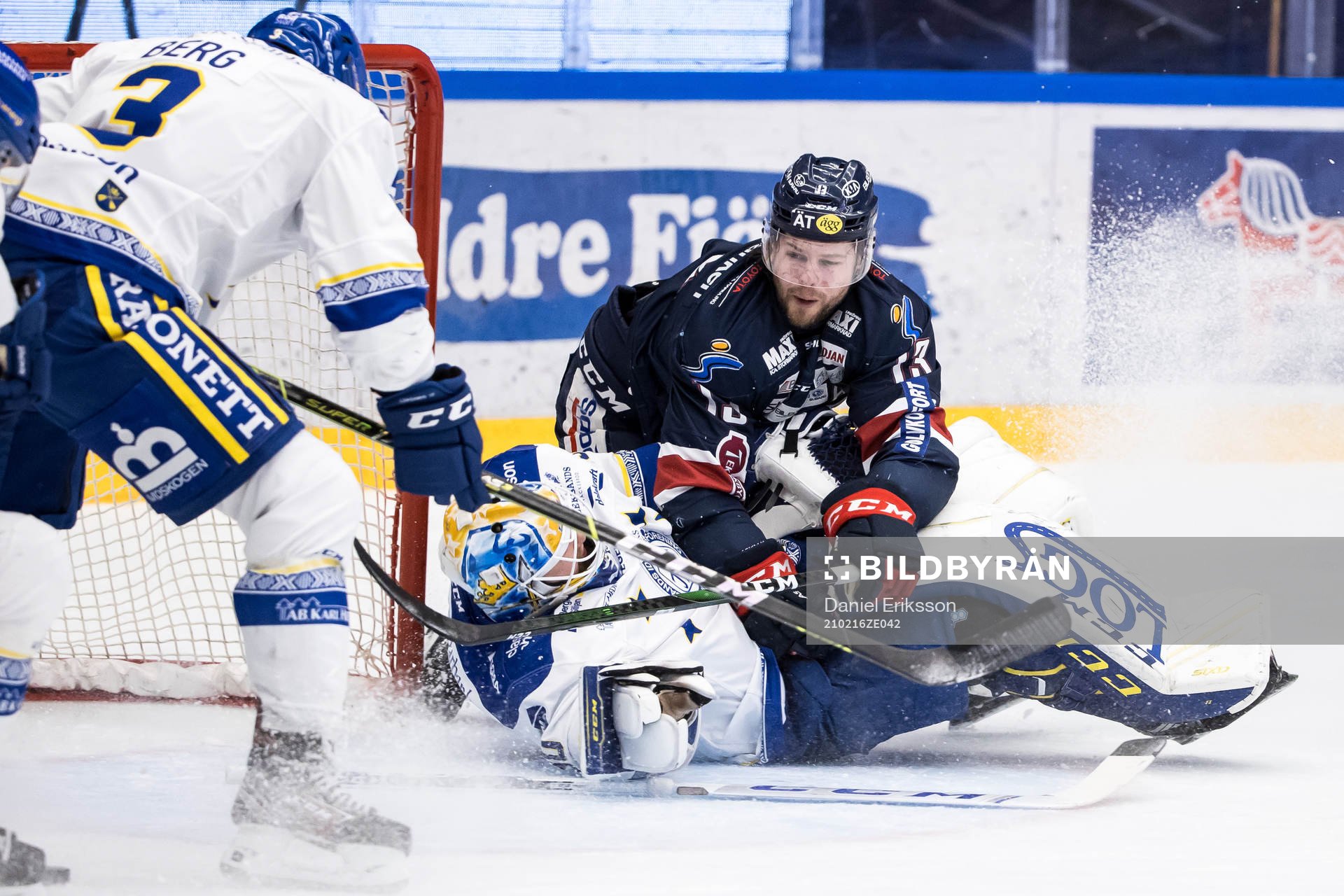 Linköpings Andrew Gordon kör över Leksands målvakt