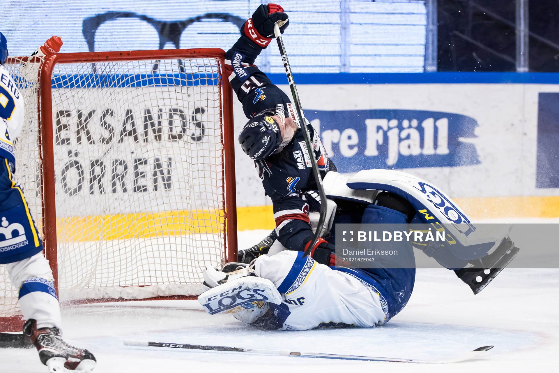 Linköpings Andrew Gordon kör över Leksands målvakt