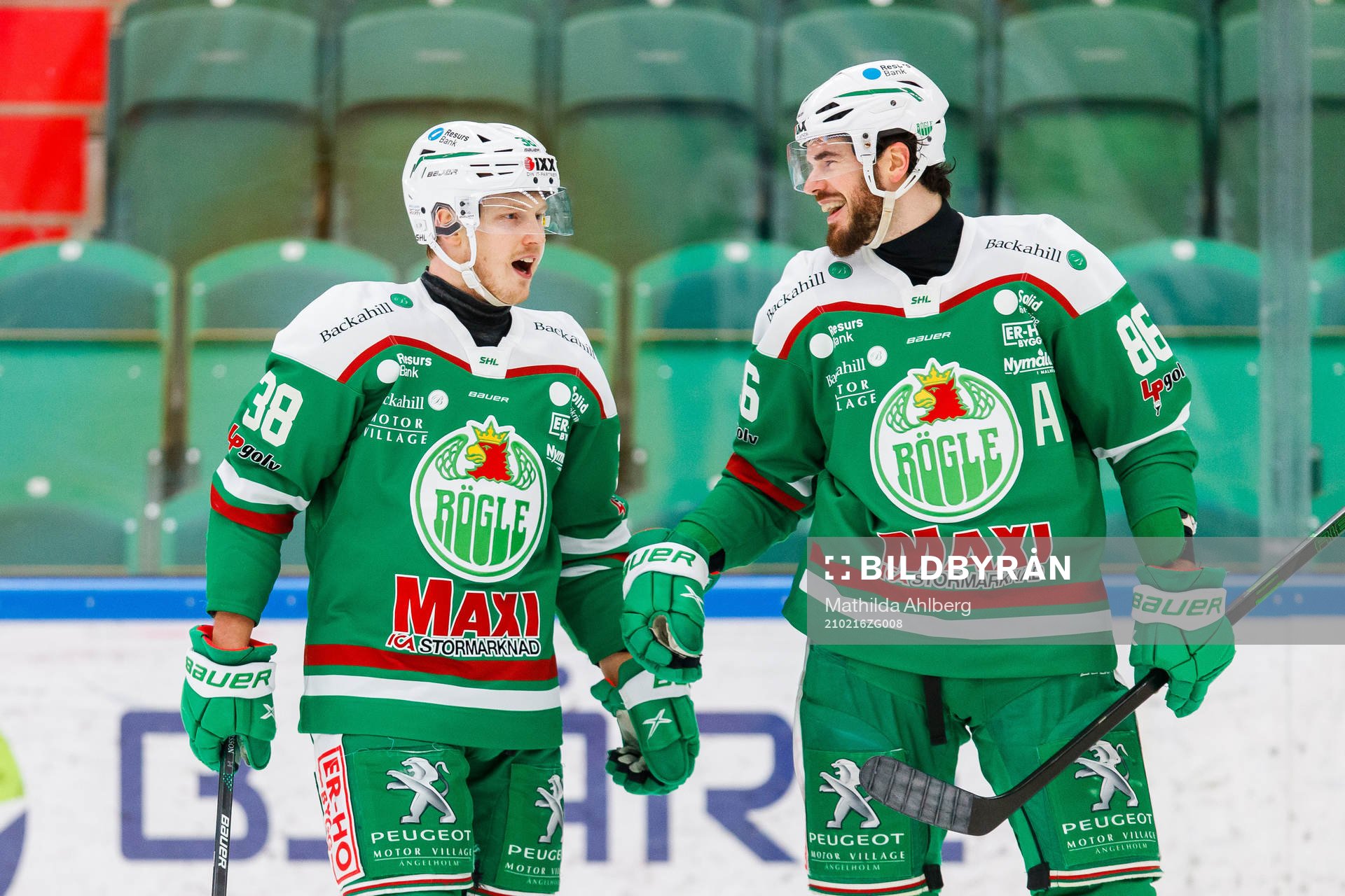 Rögles Erik Andersson jublar med Eric Gelinas