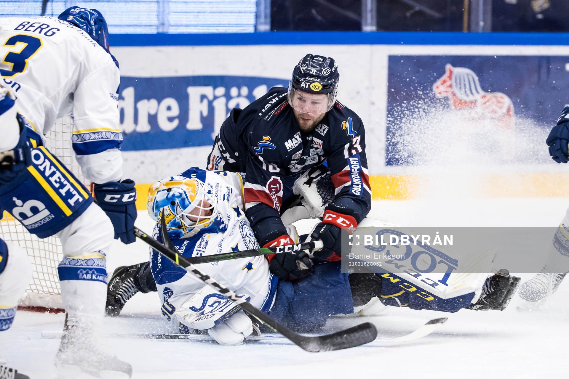 Linköpings Andrew Gordon kör över Leksands målvakt
